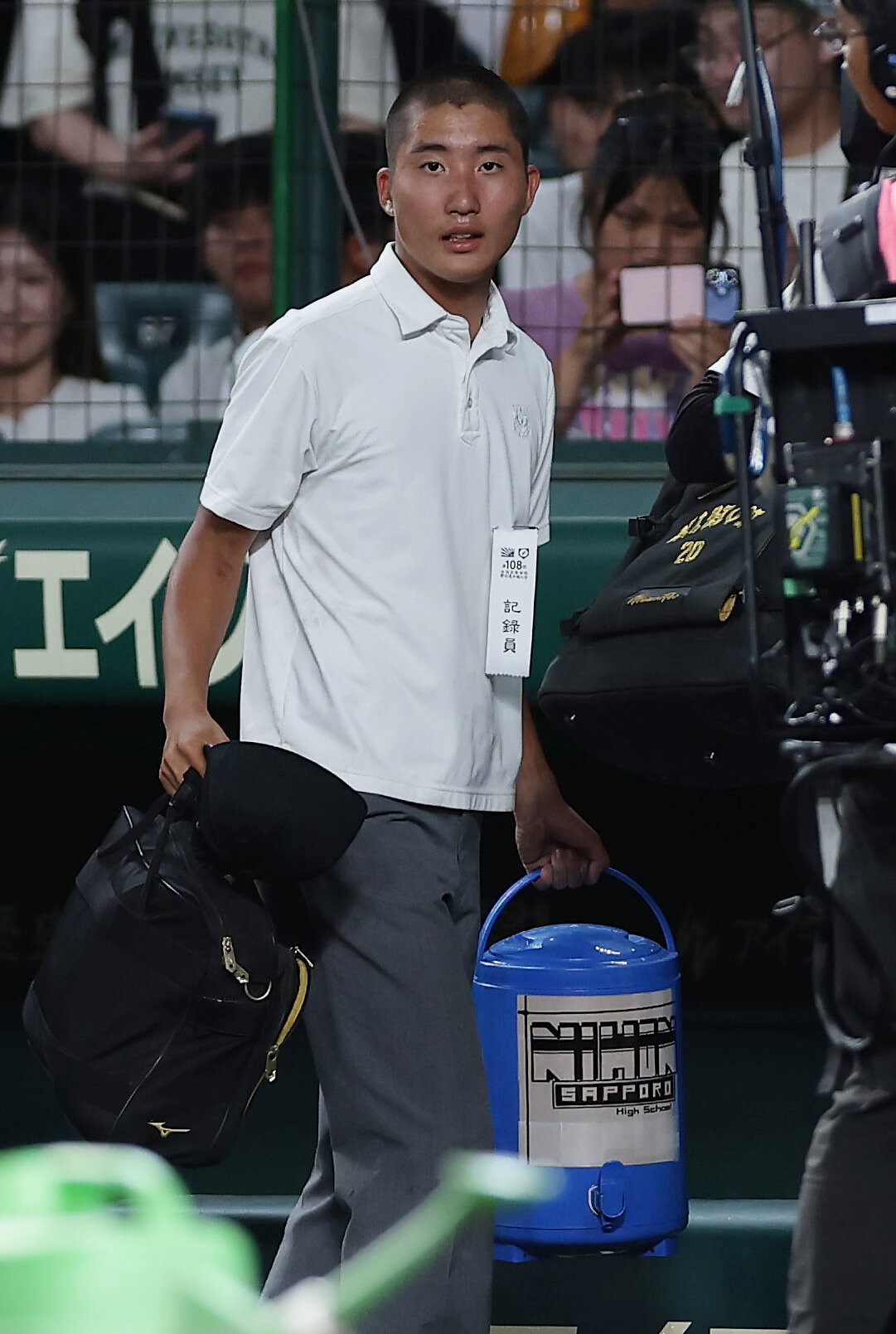札幌日大対仙台育英　仙台育英に敗れ引き揚げる札幌日大・安井壱之心記録員（撮影・前田充）