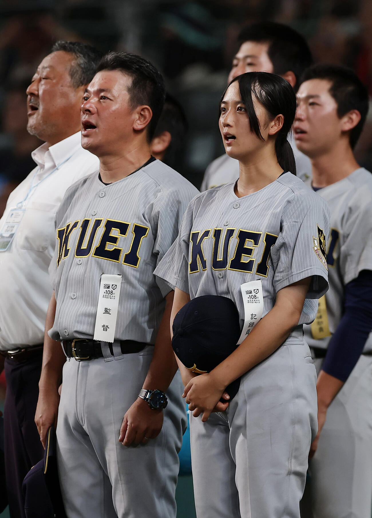札幌日大対仙台育英　札幌日大に勝利し校歌を歌う学生コーチ兼マネジャーの仙台育英・星よつは記録員（手前右）。同左は須江航監督（撮影・前田充）