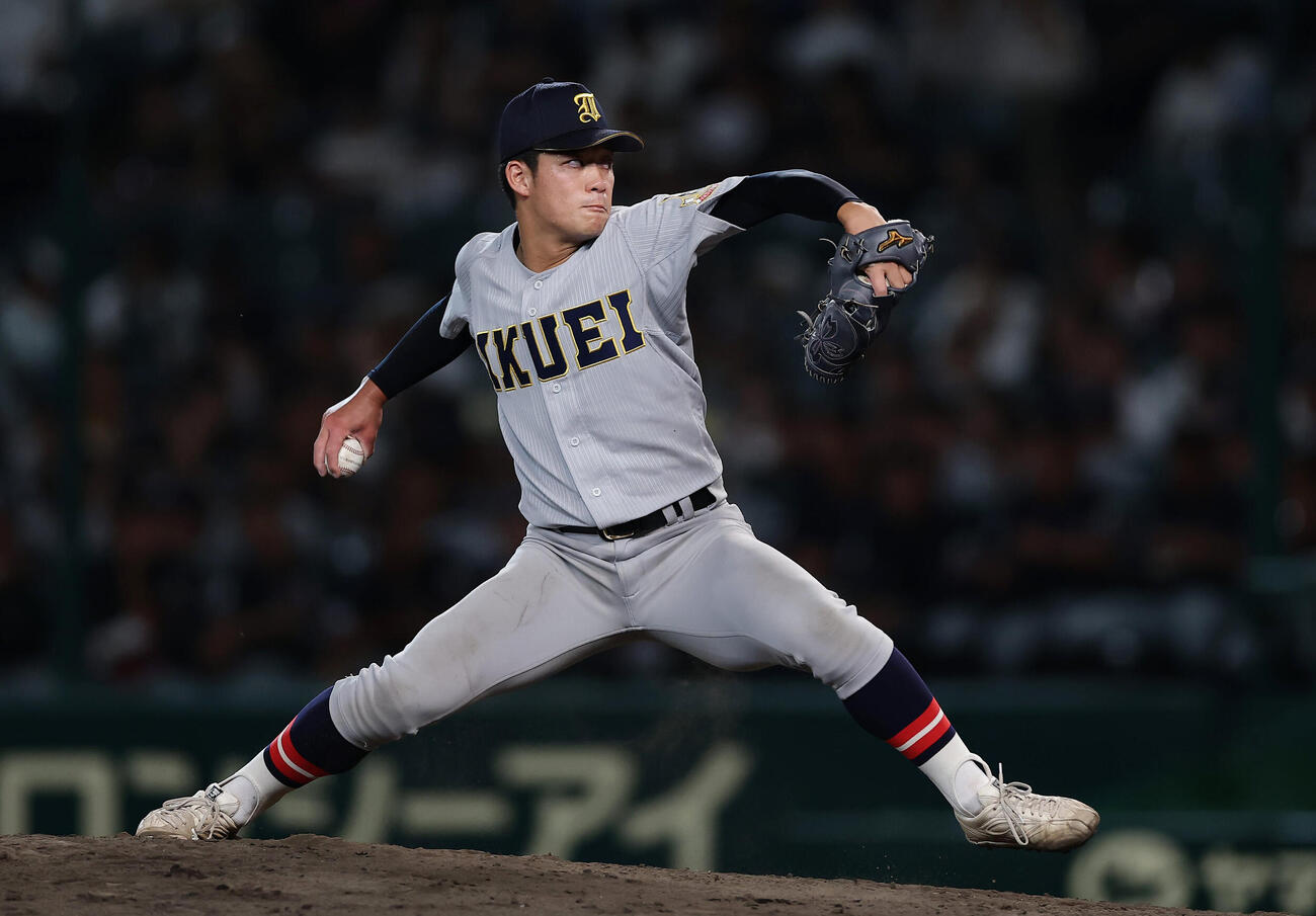 札幌日大対仙台育英　7回表、仙台育英3番手で登板する梶井湊斗（撮影・前田充）