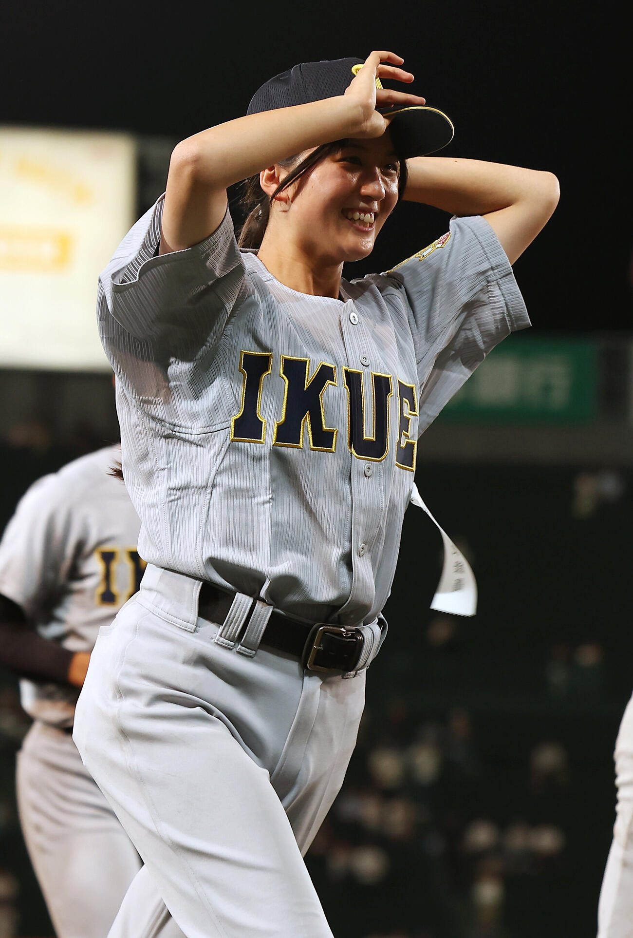 札幌日大対仙台育英　札幌日大に勝利し笑顔で引き揚げる学生コーチ兼マネジャーの仙台育英・星よつは記録員（撮影・前田充）