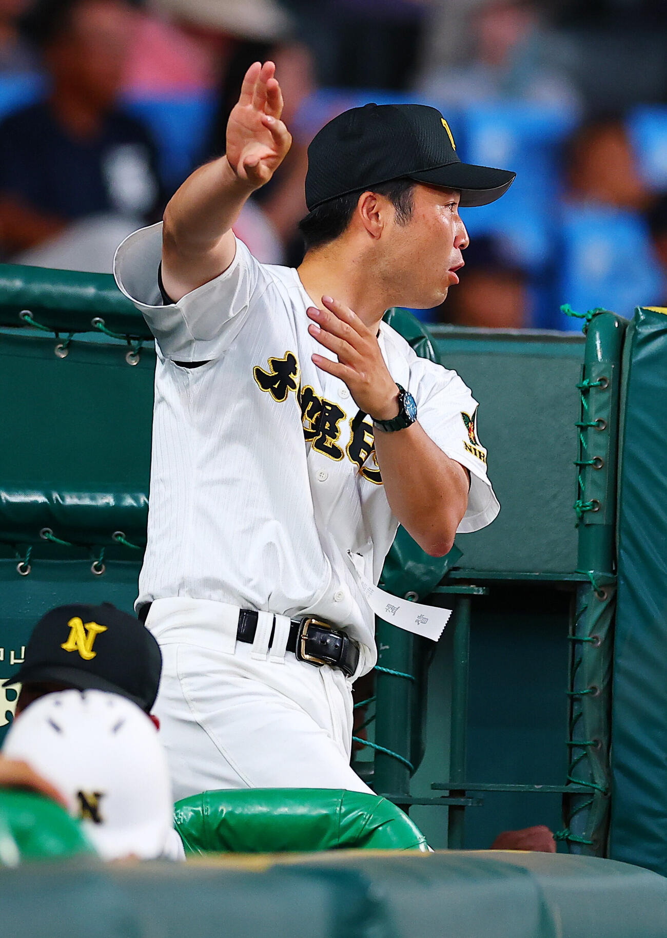 札幌日大対仙台育英　指示を出す札幌日大・森本琢朗監督（撮影・野上伸悟）