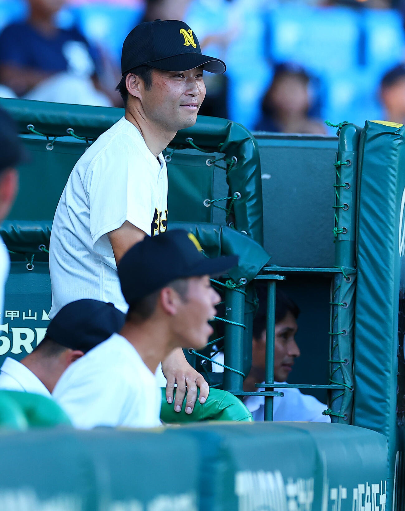 札幌日大対仙台育英　試合を見守る札幌日大・森本琢朗監督（撮影・野上伸悟）
