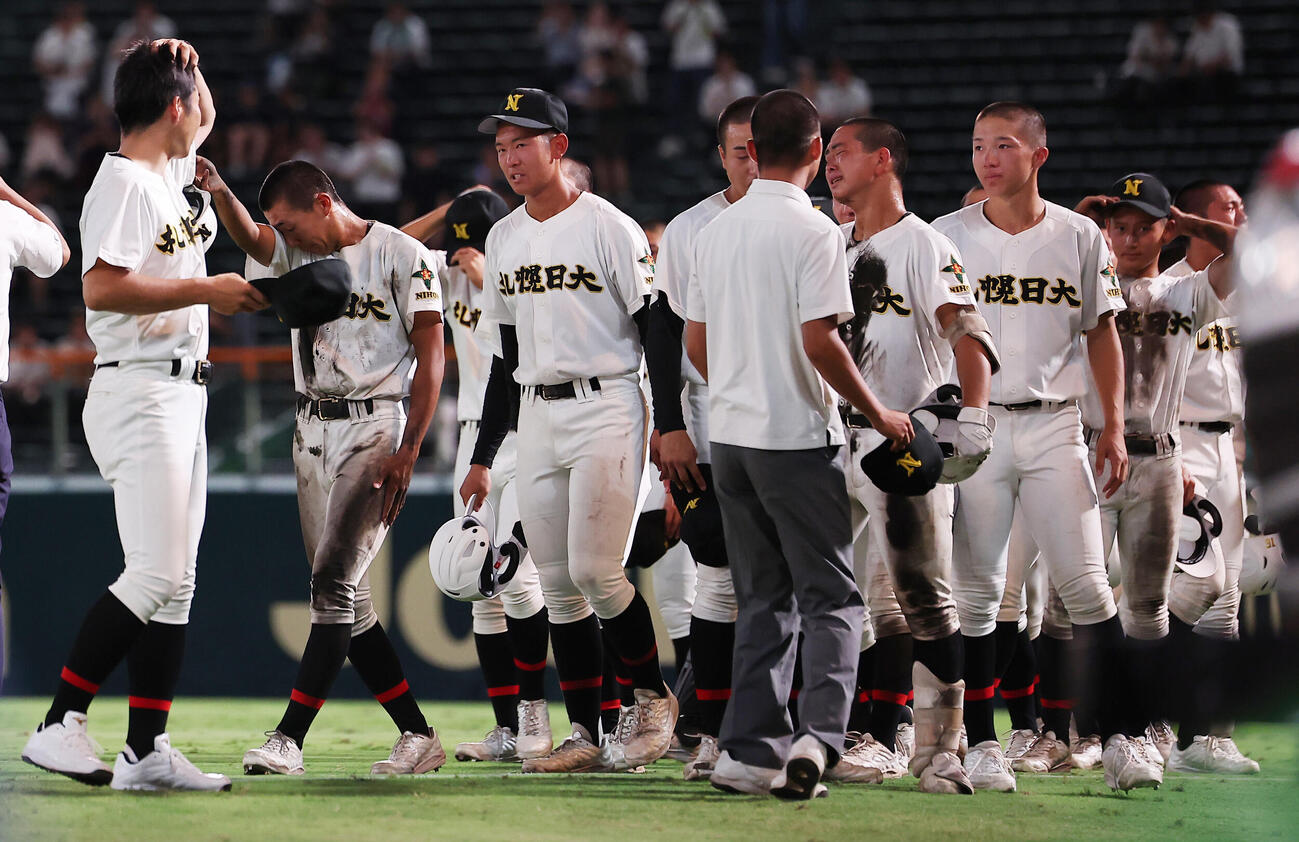 札幌日大対仙台育英　惜敗し、応援席にあいさつする札幌日大の選手たち（撮影・野上伸悟）