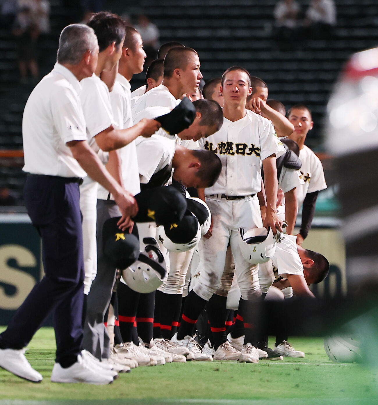 札幌日大対仙台育英　応援席にあいさつする札幌日大の選手たち（撮影・野上伸悟）