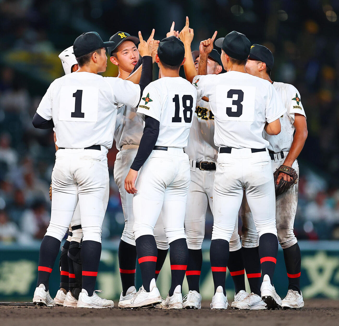 札幌日大対仙台育英　8回裏、マウンドに集まる札幌日大内野陣（撮影・野上伸悟）