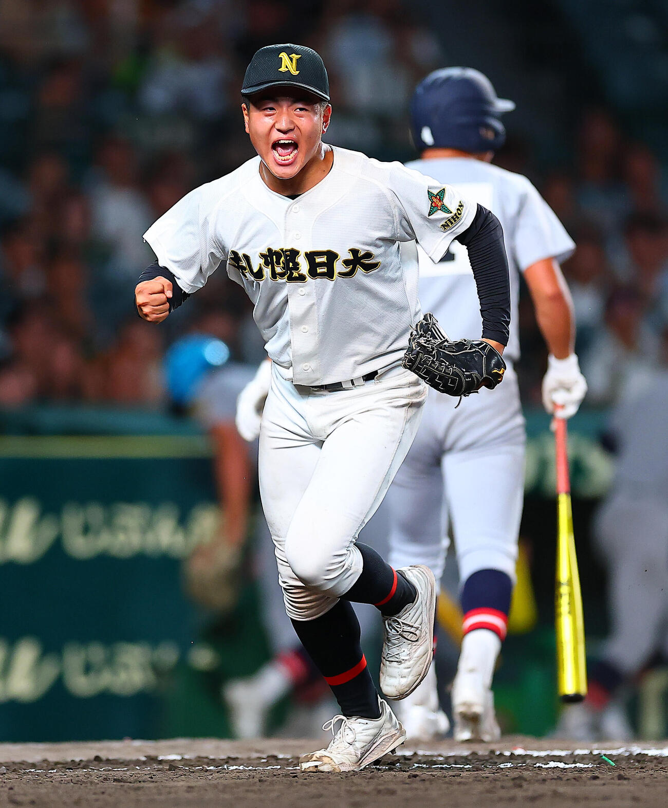 札幌日大対仙台育英　8回裏を終えガッツポーズで喜ぶ札幌日大・石川瑛二朗（撮影・野上伸悟）