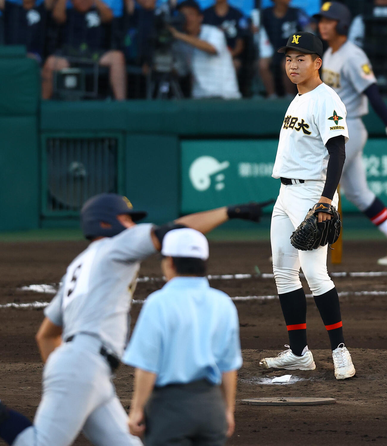 札幌日大対仙台育英　4回裏仙台育英1死、仙台育英・田山纏（左）に大会第1号本塁打を浴びる石川瑛二朗（撮影・上田博志）