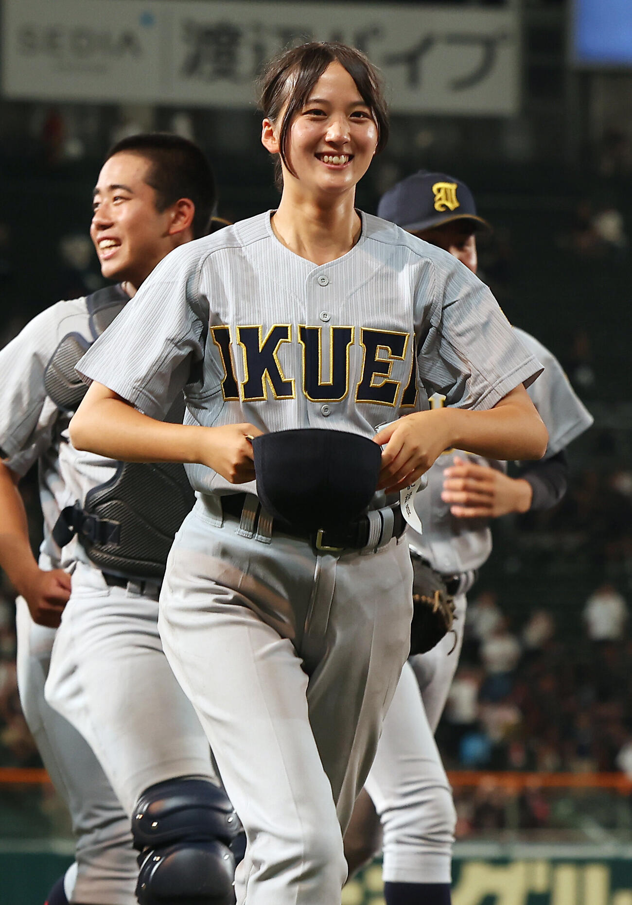 札幌日大対仙台育英　札幌日大に勝利し笑顔で引き揚げる学生コーチ兼マネジャーの仙台育英・星よつは記録員（撮影・前田充）