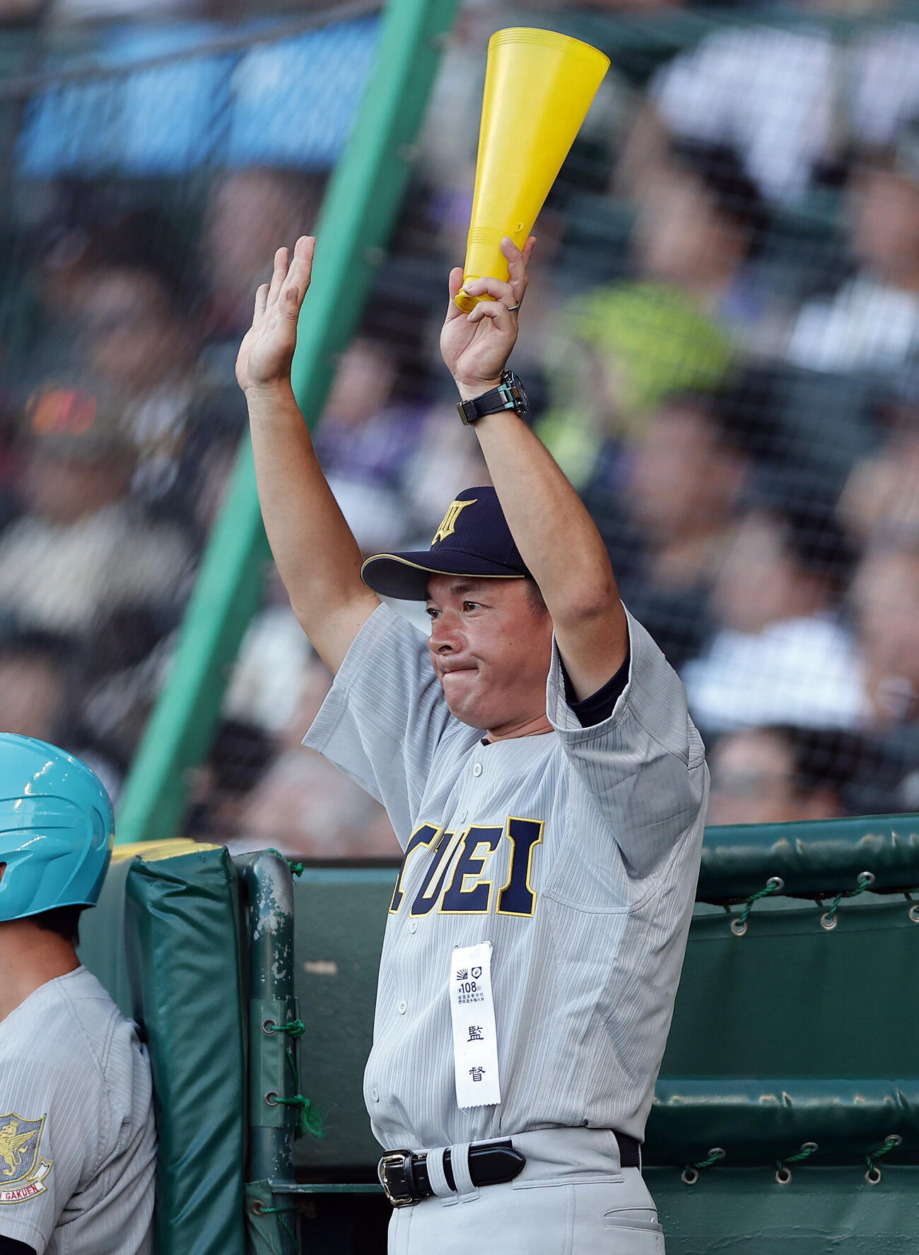 札幌日大対仙台育英　3回表、選手に指示を出す仙台育英・須江航監督（撮影・前田充）