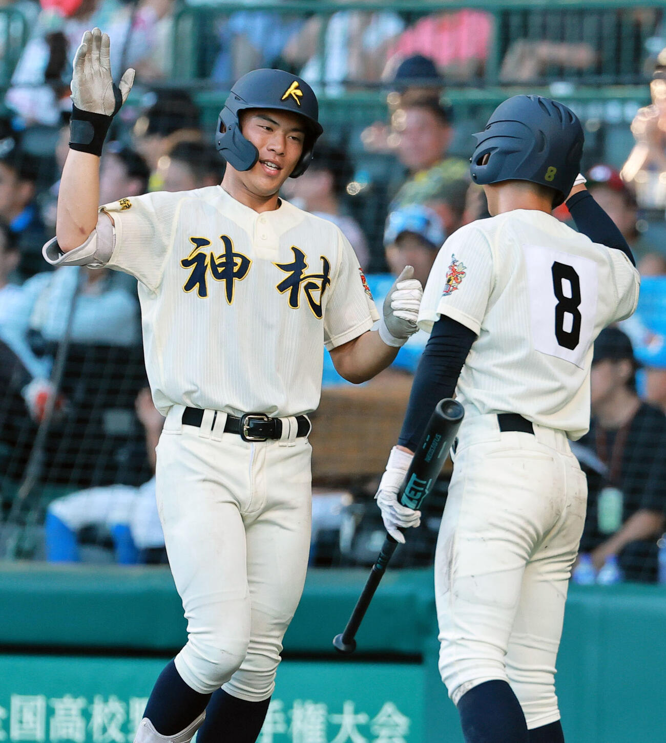 東筑対神村学園　6回裏神村学園1死、田中翔大（左）は左越え本塁打を放ち次打者・川崎怜央とタッチをかわす（撮影・上山淳一）