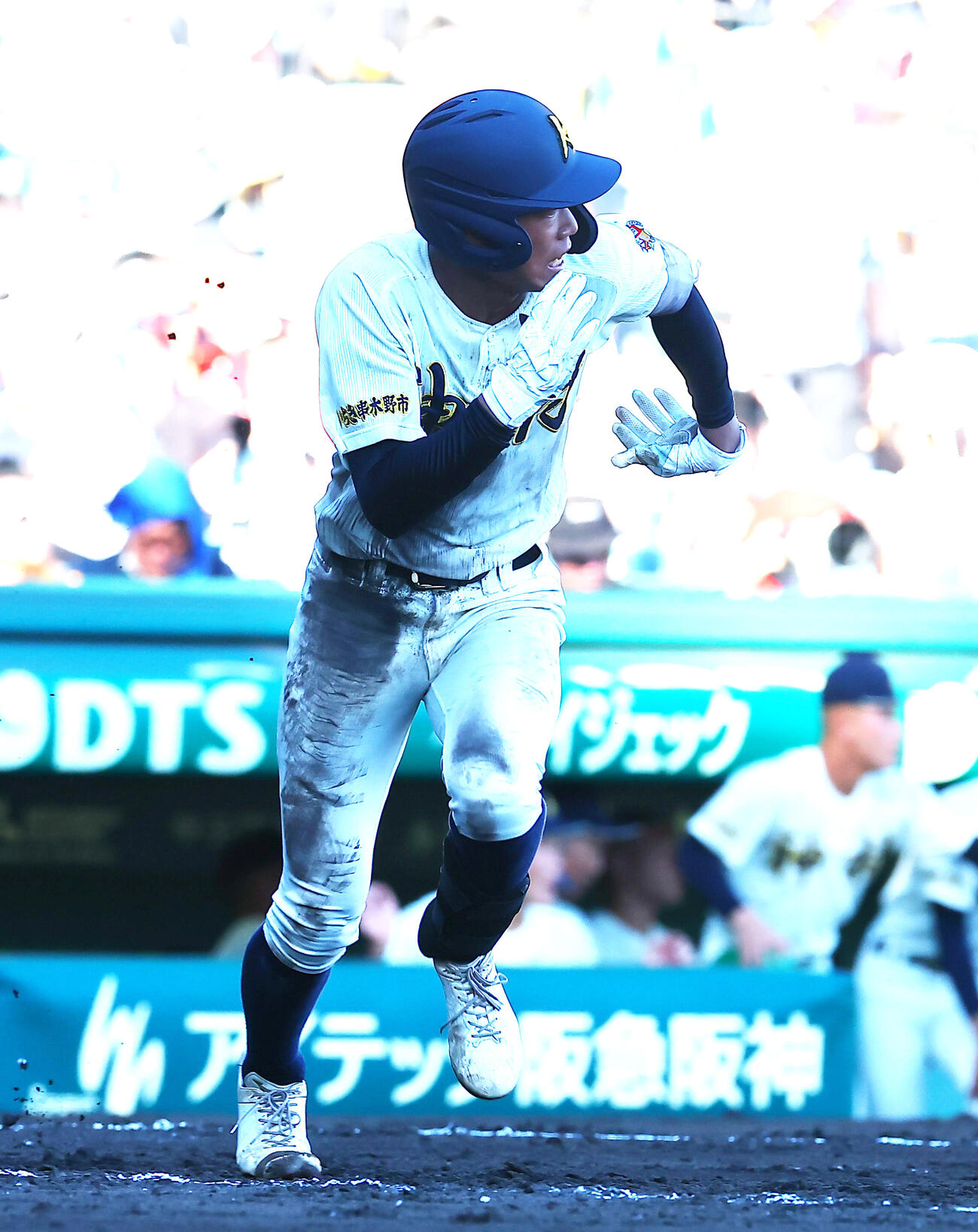 東筑対神村学園　3回裏神村学園1死一、二塁、適時じゃん打を放つ森友樹（撮影・野上伸悟）