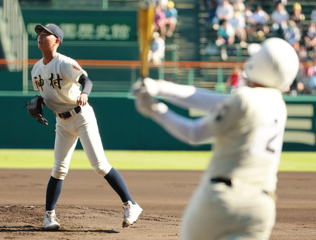 東筑対神村学園　1回表東筑無死、松永遥斗は平山護（手前）に先頭打者ソロ本塁打を浴びる（撮影・上山淳一）
