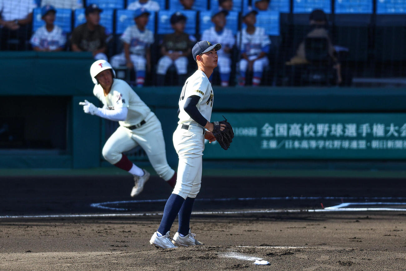 東筑対神村学園　1回表東筑無死、平山（左）に先頭打者本塁打を打たれる松永（撮影・上田博志）