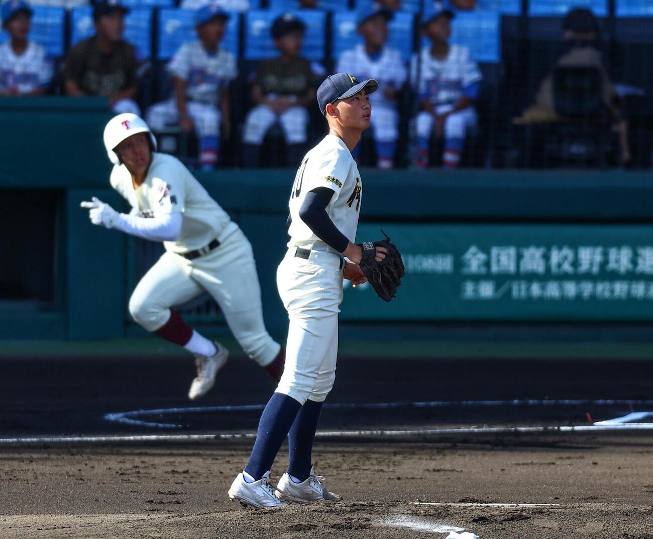 東筑対神村学園　1回表東筑無死、平山護（左）に先頭打者本塁打を打たれる松永遥斗（撮影・上田博志）