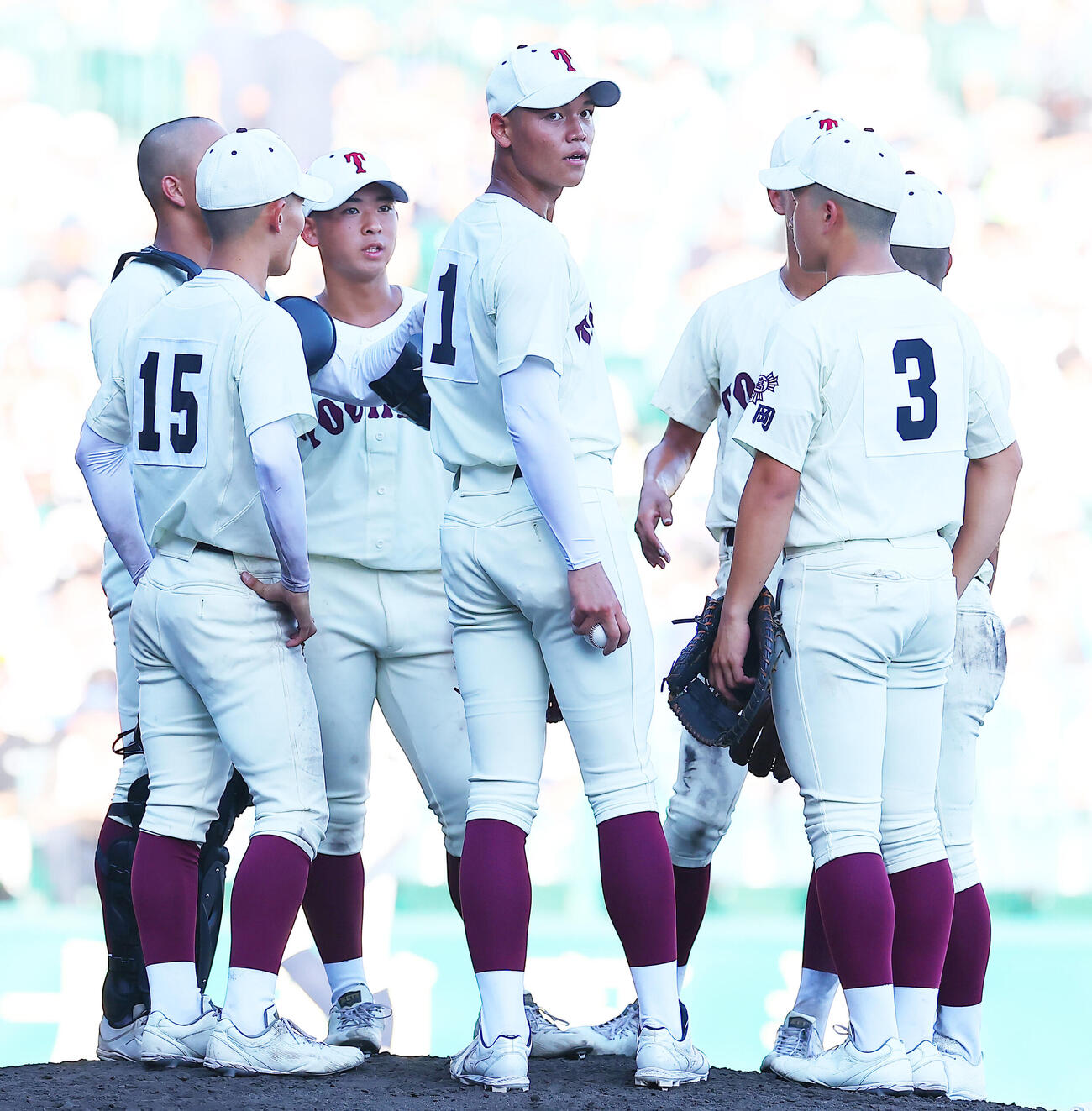 東筑対神村学園　マウンドに集まる東筑・深町光生ら（撮影・野上伸悟）
