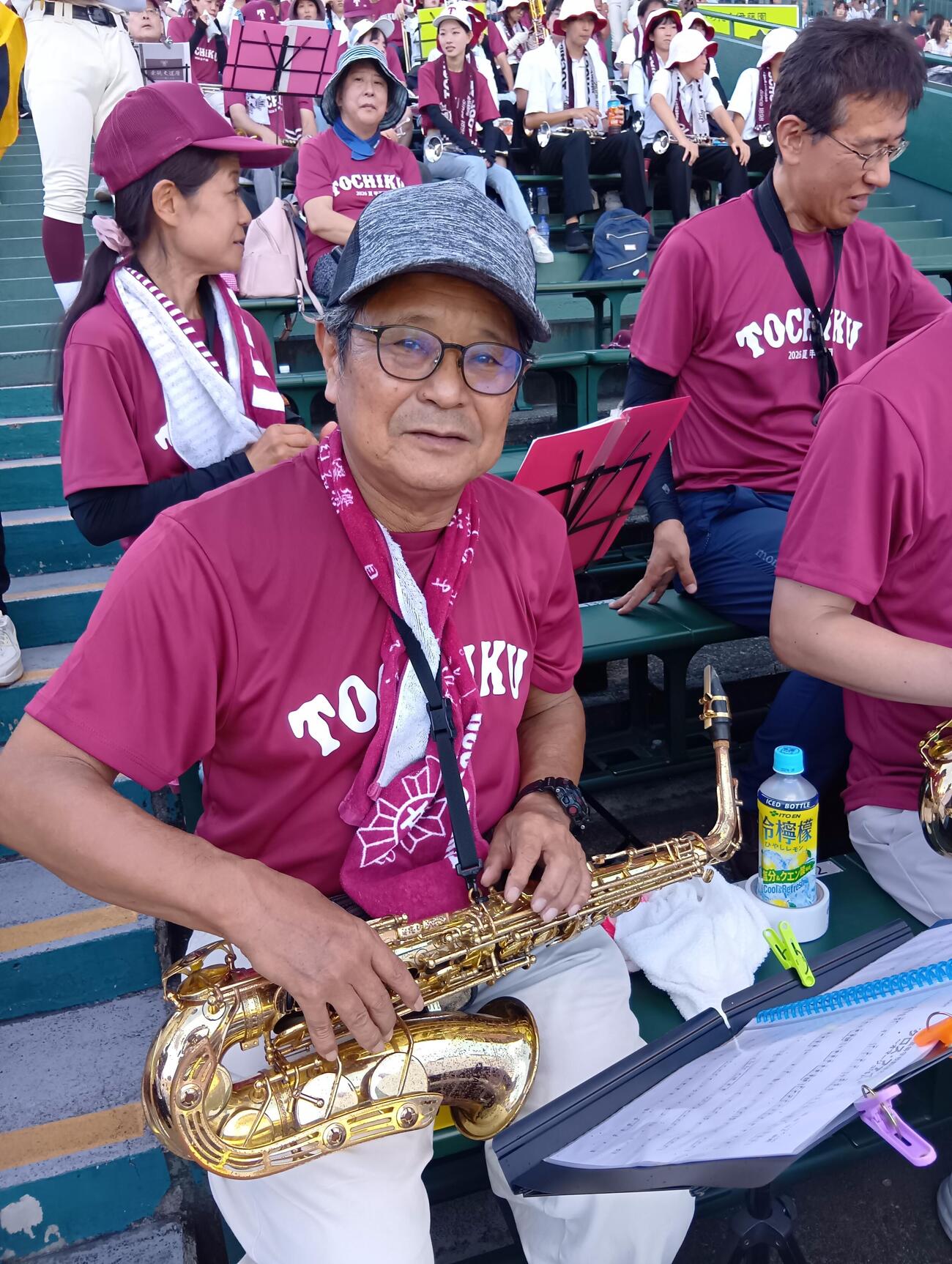 全国高校野球選手権　東筑のアルプススタンドでアルトサックスを奏でる吹奏楽部OBの橋内透さん