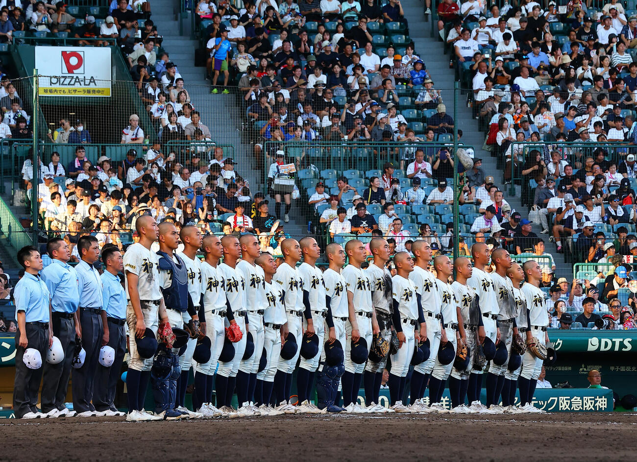 東筑対神村学園　勝利し校歌を斉唱する神村学園の選手たち（撮影・野上伸悟）