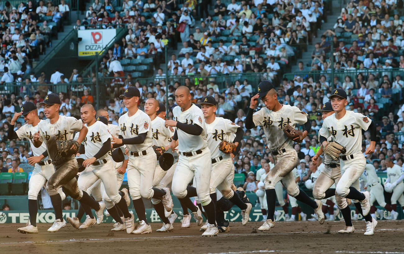 東筑対神村学園　東筑に勝利し、スタンドの応援団の元へ駆け出す神村学園ナイン（撮影・上山淳一）