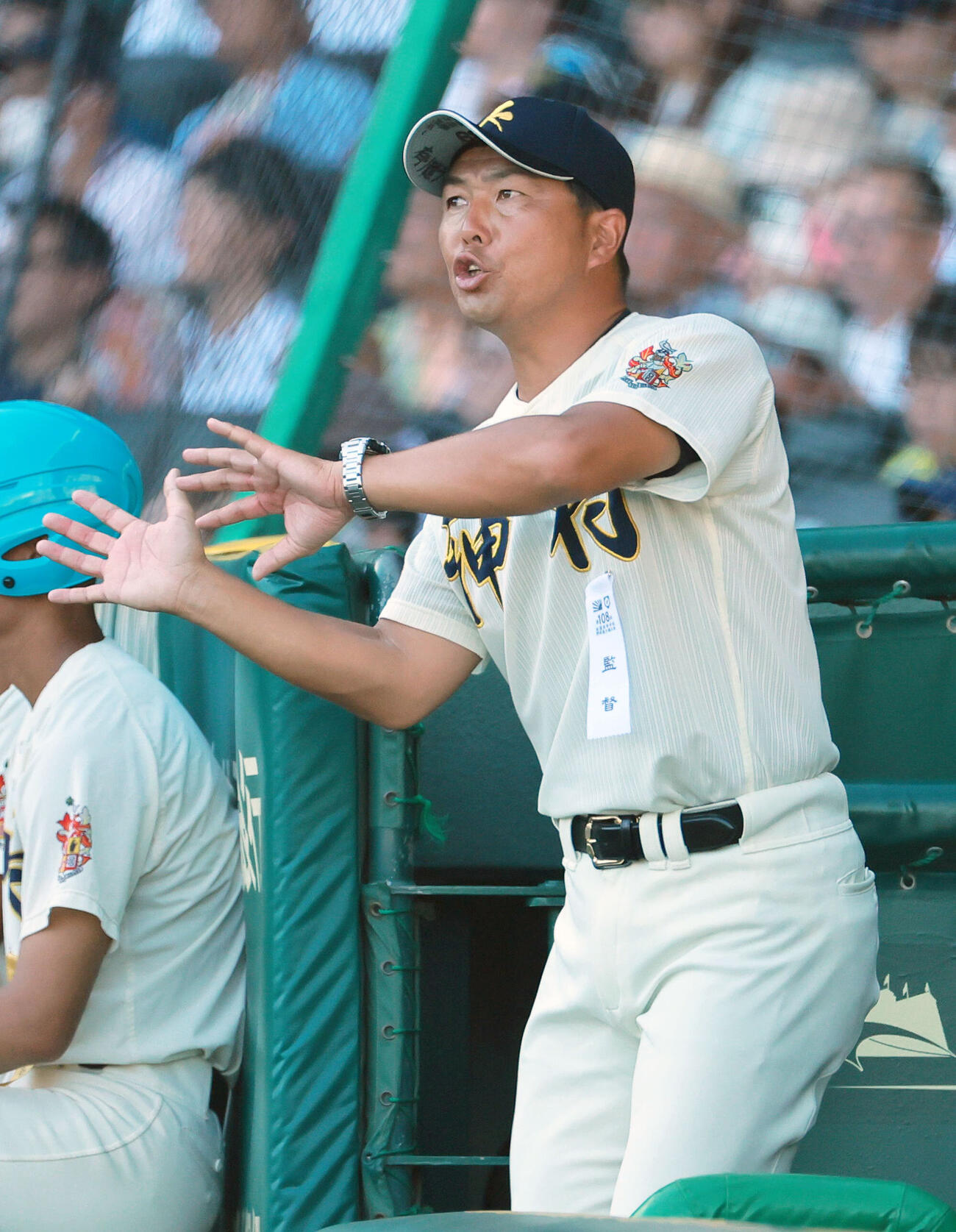 東筑対神村学園　ベンチから指示を出す神村学園の小田大介監督（撮影・上山淳一）