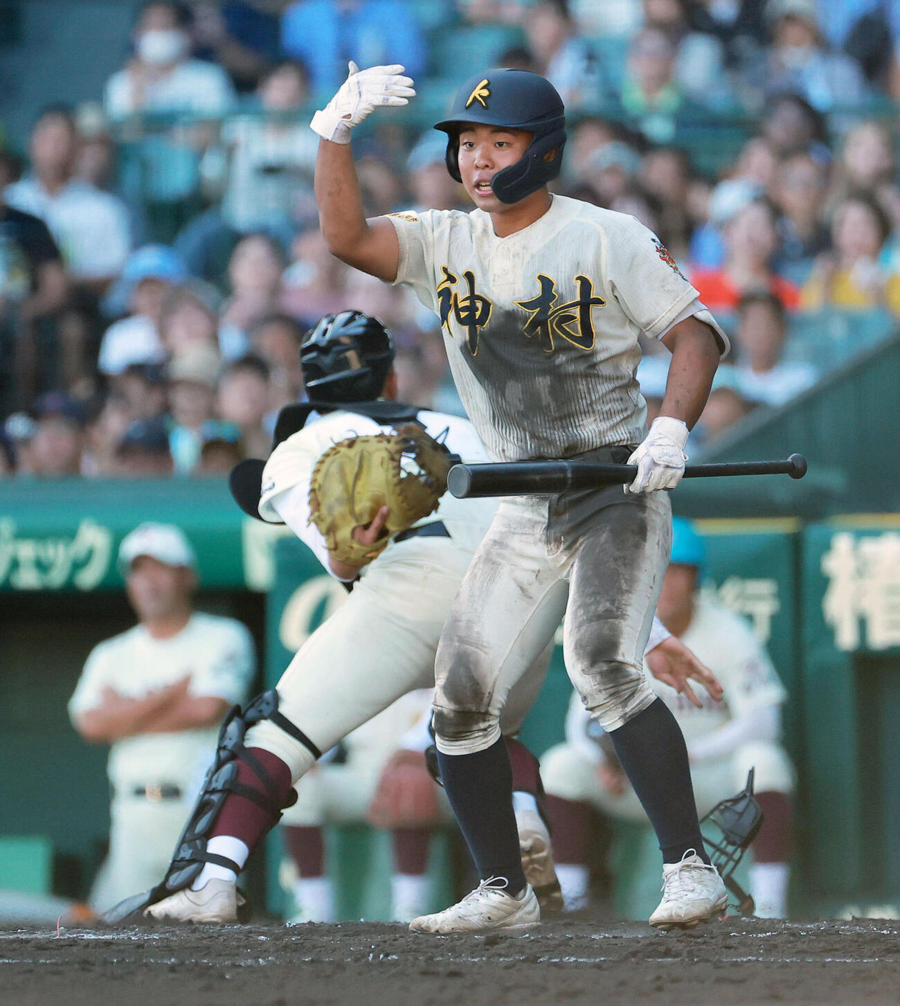 東筑対神村学園　3回裏神村学園1死一、三塁、打者国分聖斗は、暴投で三塁走者に生還を呼びかける。捕手平山護（撮影・上山淳一）