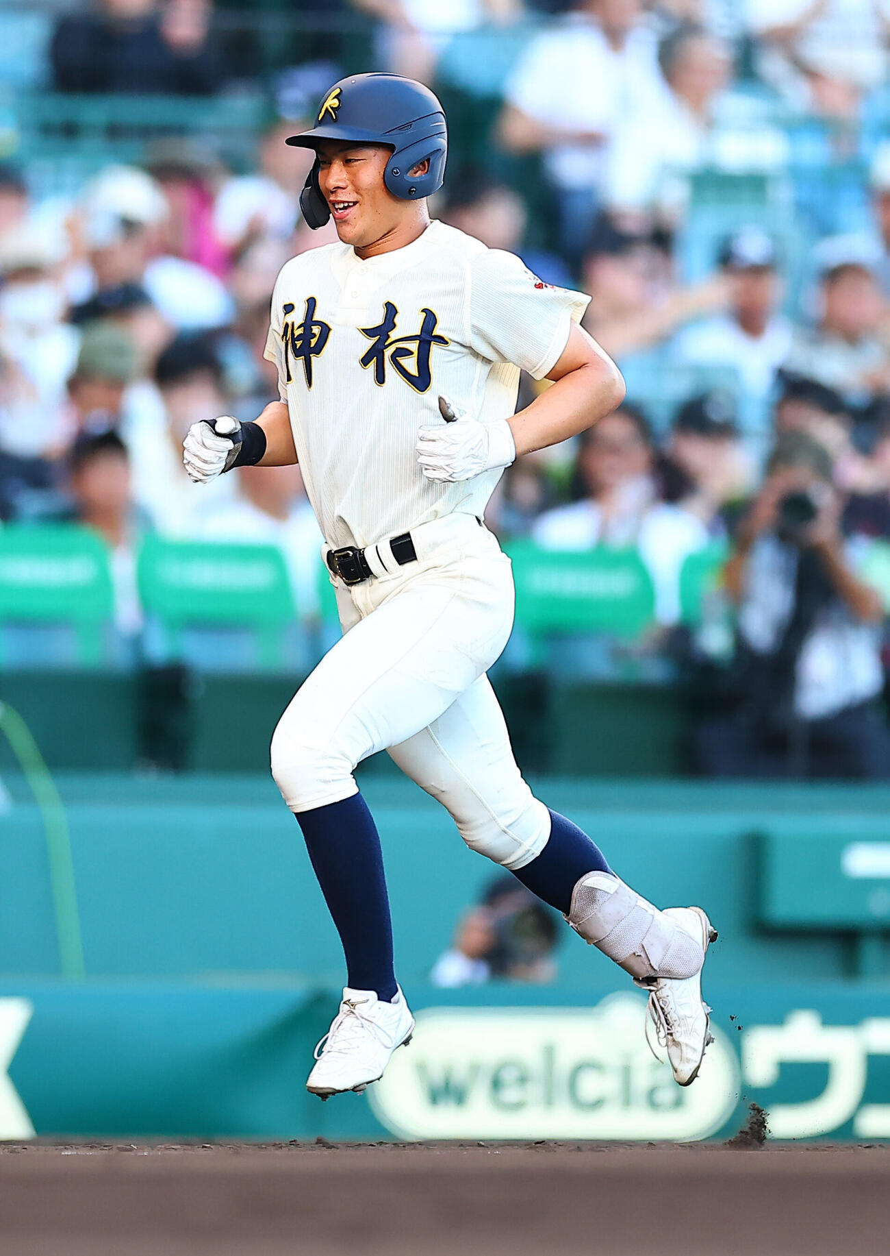 東筑対神村学園　6回裏神村学園1死、本塁打を放ち喜ぶ田中翔大（撮影・野上伸悟）