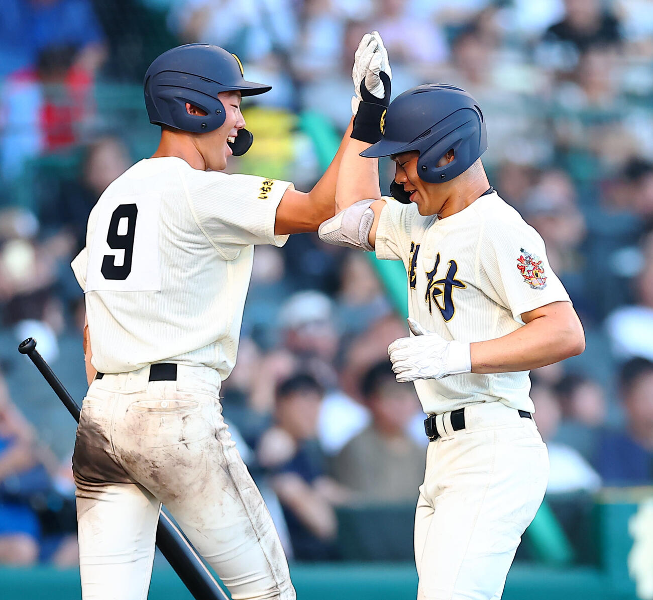 東筑対神村学園　6回裏神村学園1死、本塁打を放ち喜ぶ田中翔大（撮影・野上伸悟）
