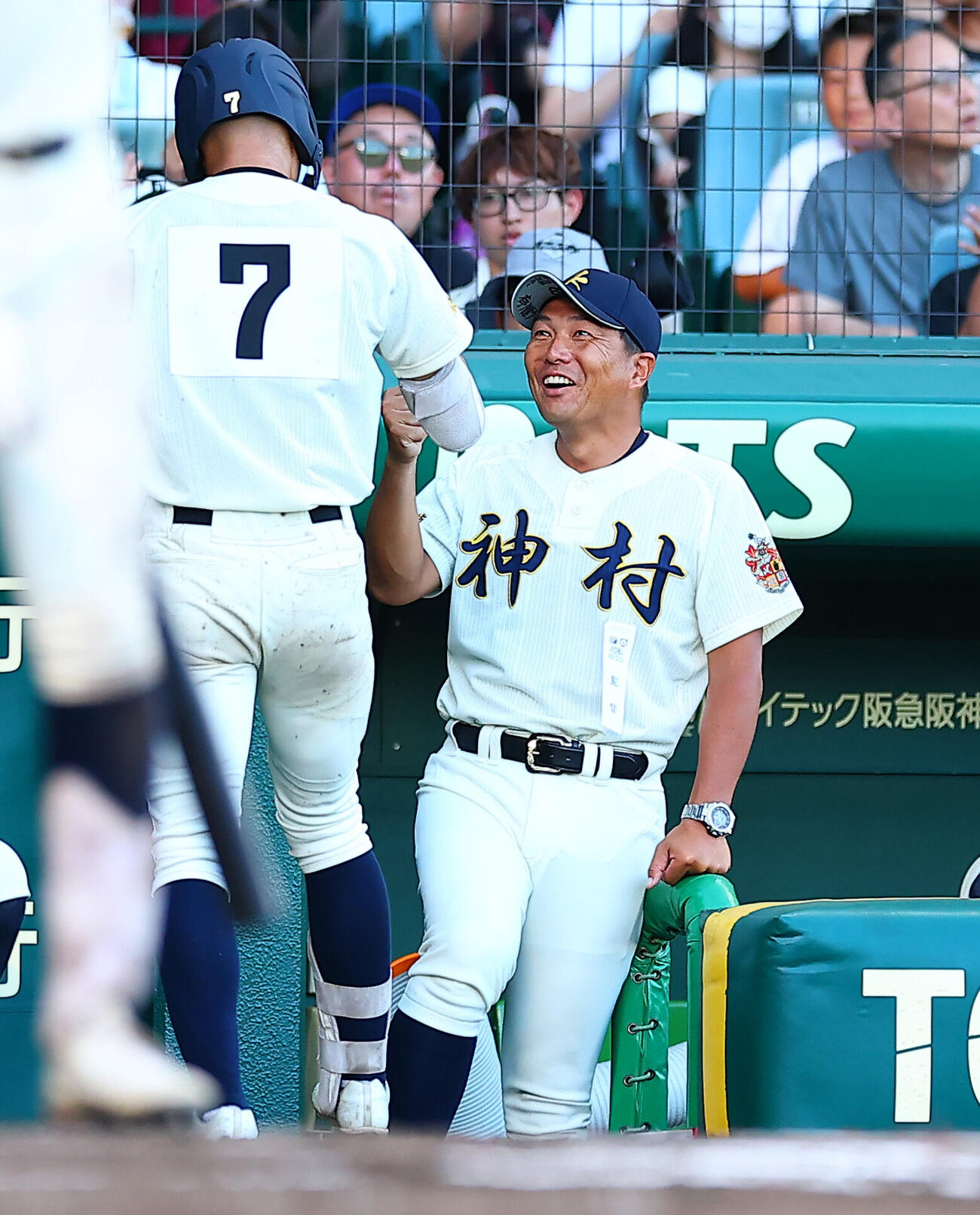 東筑対神村学園　6回裏神村学園1死、本塁打を放った田中翔大を迎える小田大介監督（撮影・野上伸悟）