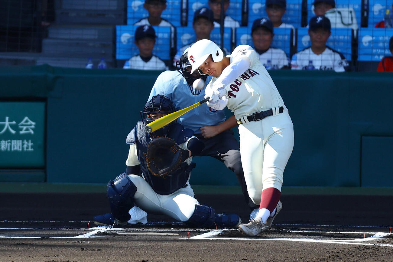 東筑対神村学園　1回表東筑無死、平山護は先頭打者本塁打を放つ（撮影・上田博志）