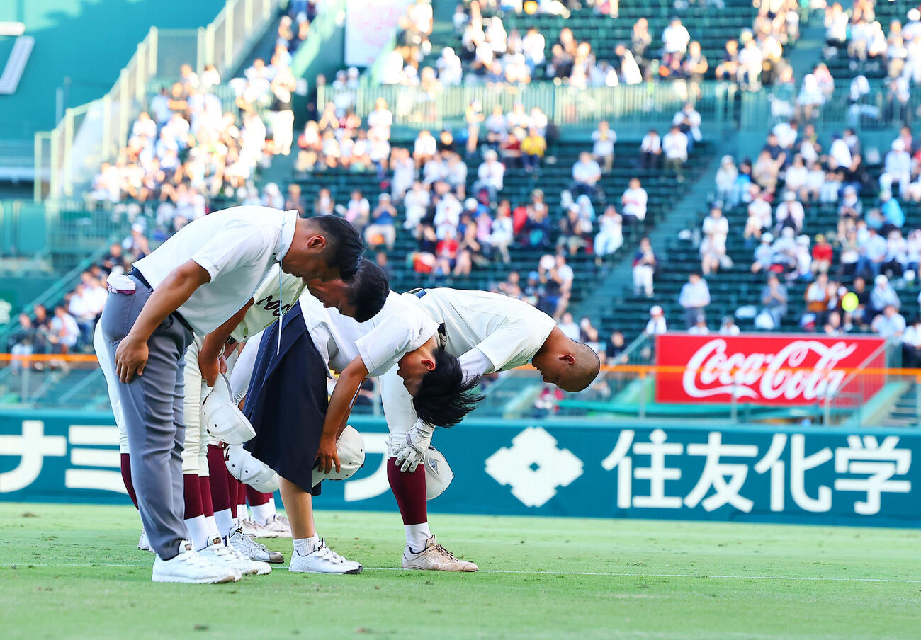 東筑対神村学園　1－5で敗れ応援席に感謝する平山護主将ら東筑の選手たち（撮影・野上伸悟）