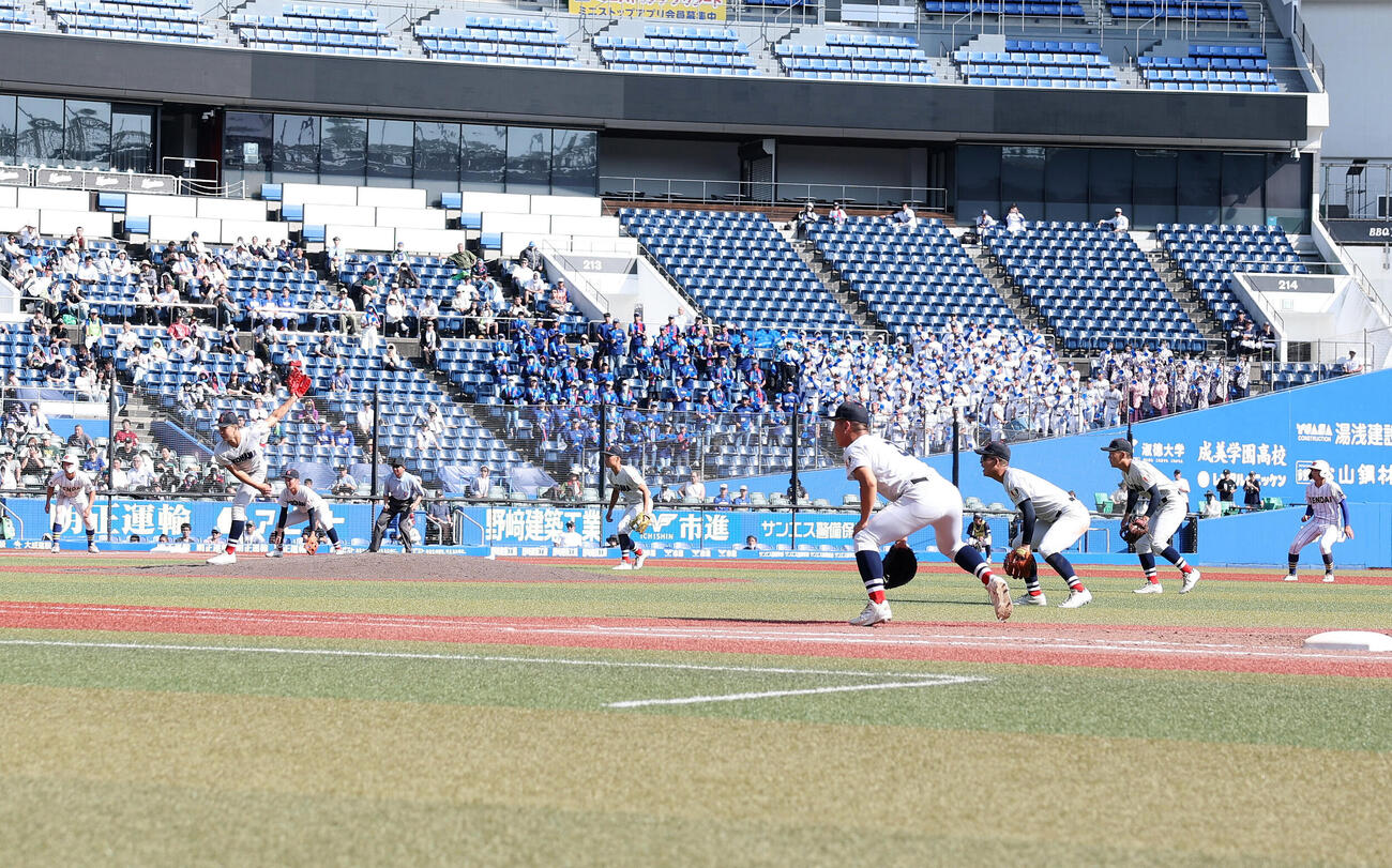 「内野５人シフト」をする横浜の選手たち（2026年5月撮影）