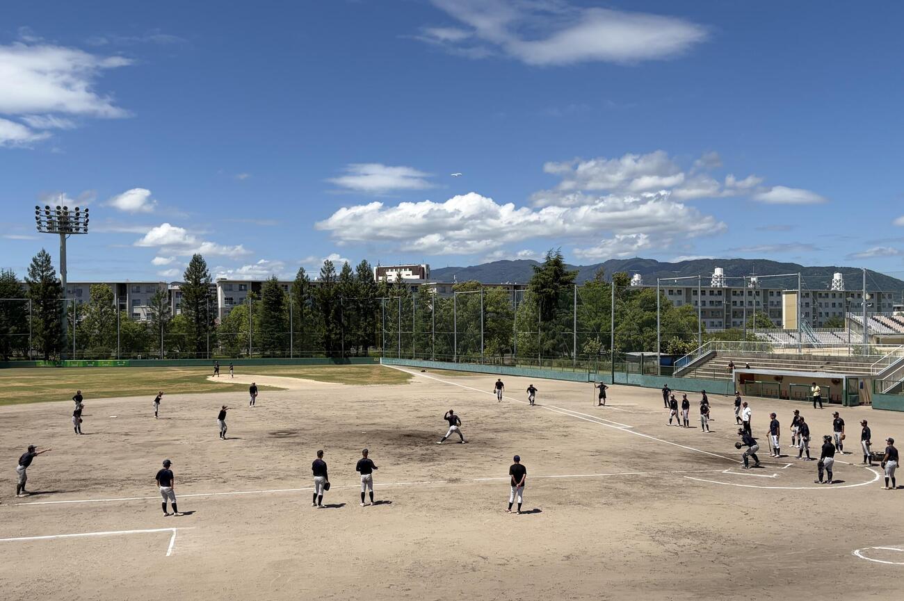 守備練習に力を入れる横浜の選手たち（撮影・保坂淑子）