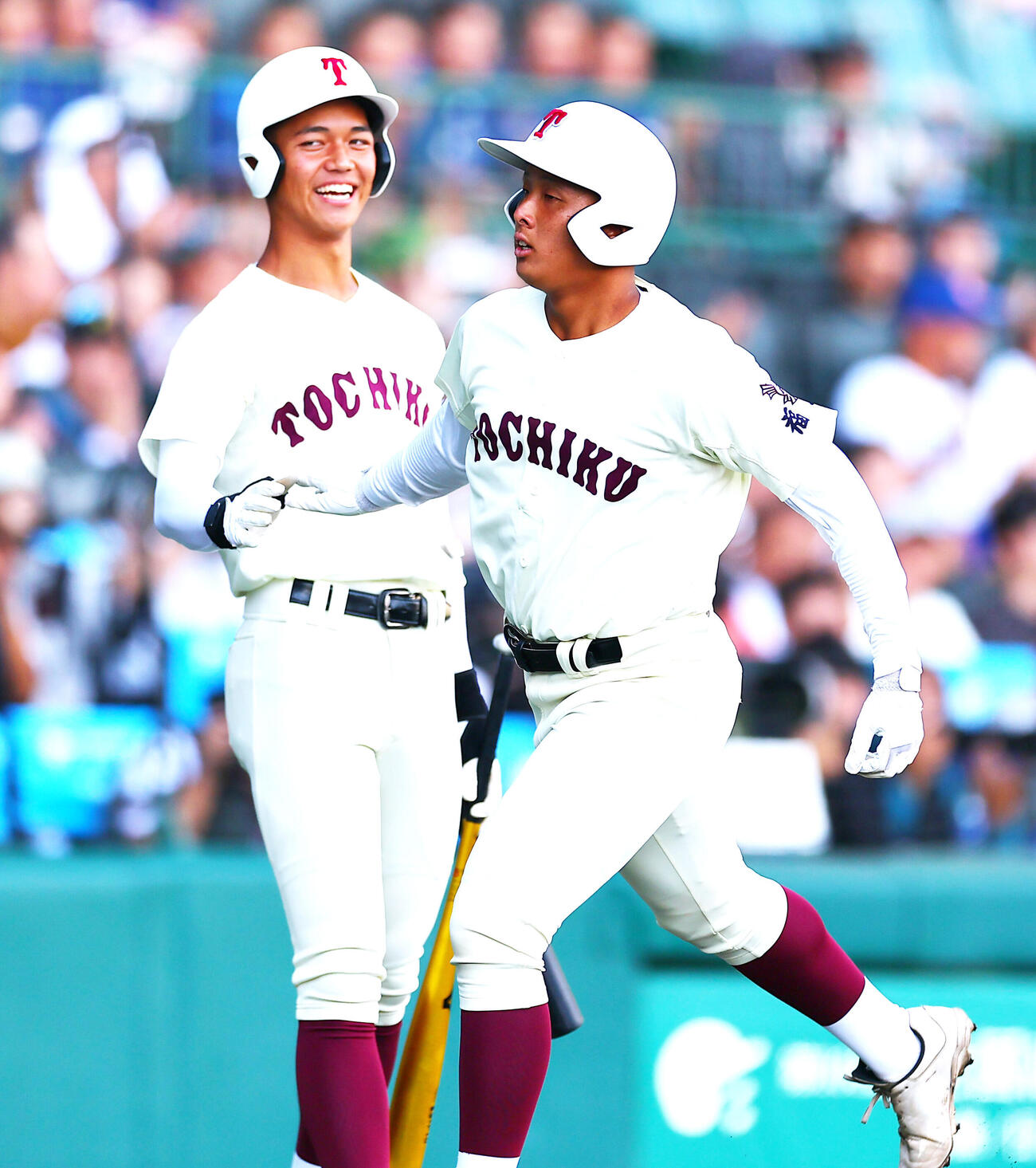 東筑対神村学園　1回表東筑無死、先制本塁打を放ち筋田泰雅（左）に迎えられる平山護（撮影・野上伸悟）