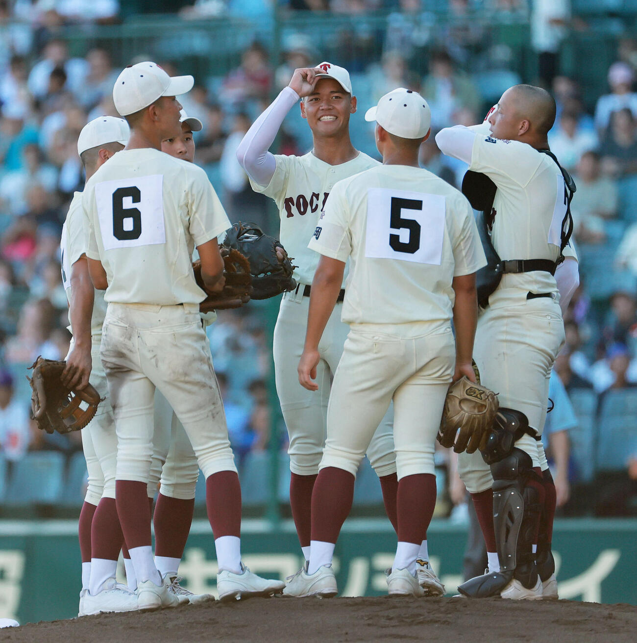 東筑対神村学園　3回裏、マウンドに集まる東筑内野陣（撮影・上山淳一）