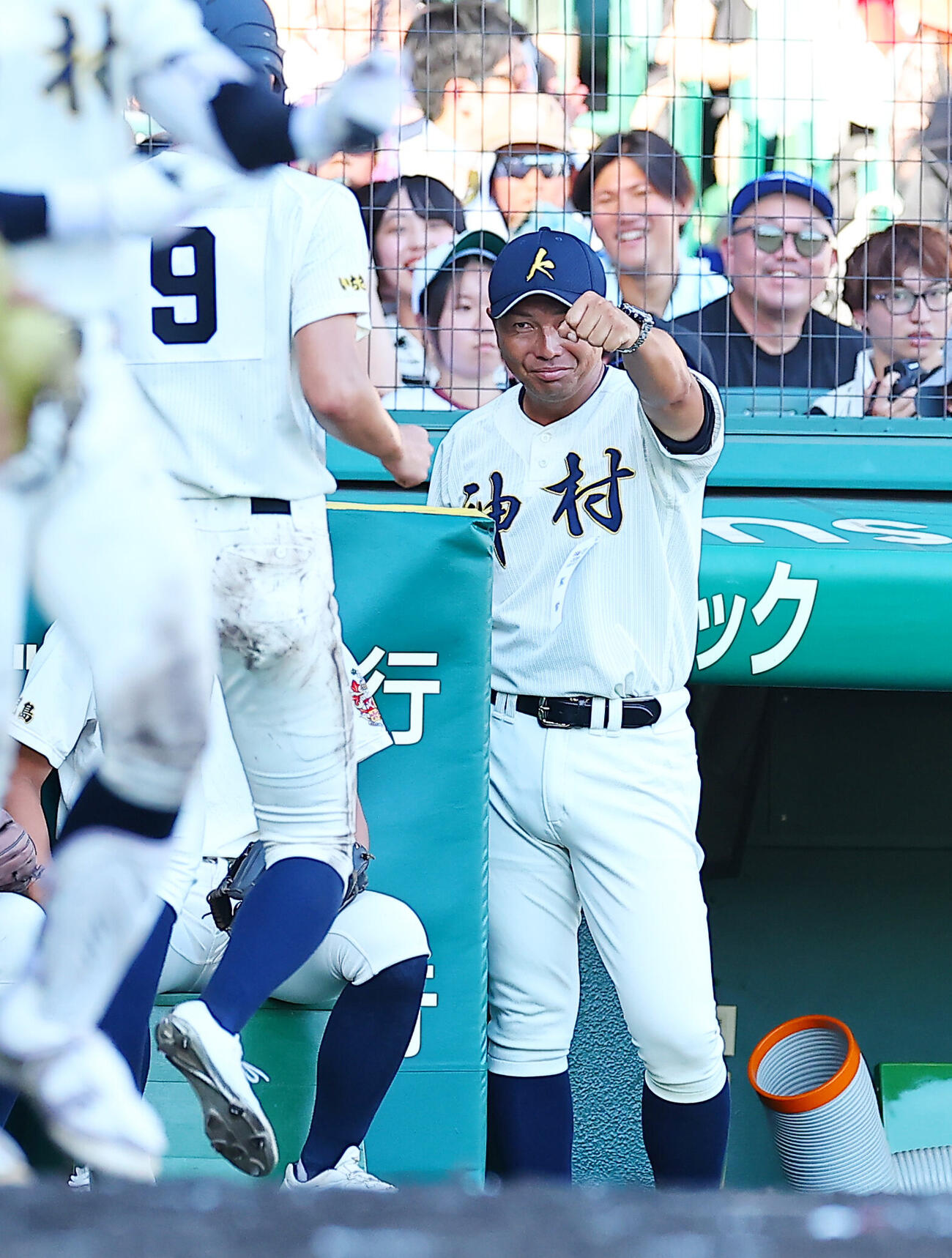 東筑対神村学園　3回裏神村学園1死一、二塁、森友樹の適時で生還した梶山侑孔を迎える神村学園・小田大介監督（撮影・野上伸悟）