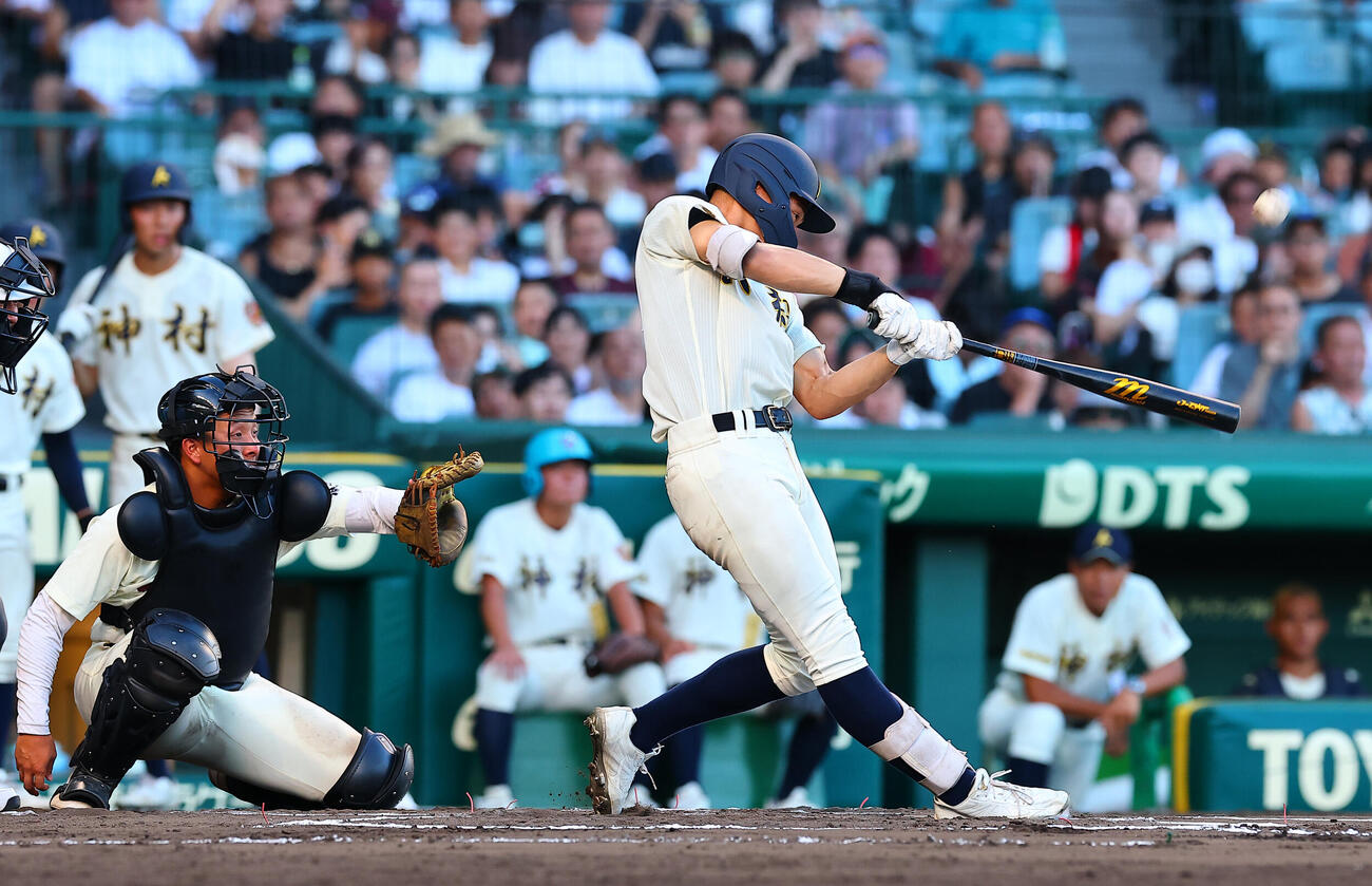 東筑対神村学園　6回裏神村学園1死、本塁打を放つ田中翔大（撮影・野上伸悟）