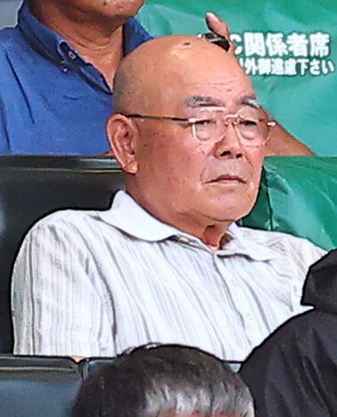 佐野日大対聖隷クリストファー　観戦する中村順司氏（撮影・野上伸悟）