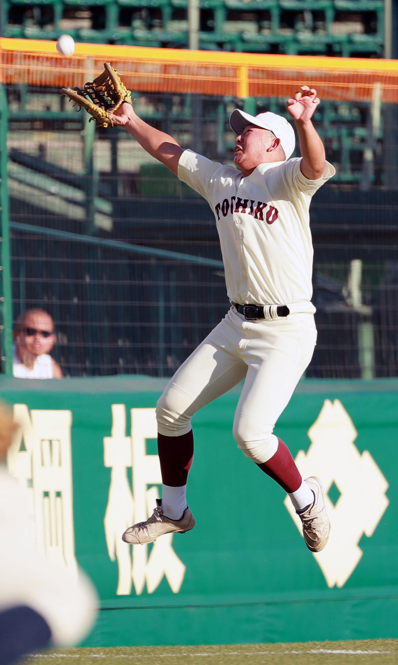 東筑対神村学園　5回裏神村学園1死、左翼手梶原大和は川本羚豪の打球を追うが捕球できず二塁打となる（撮影・上山淳一）