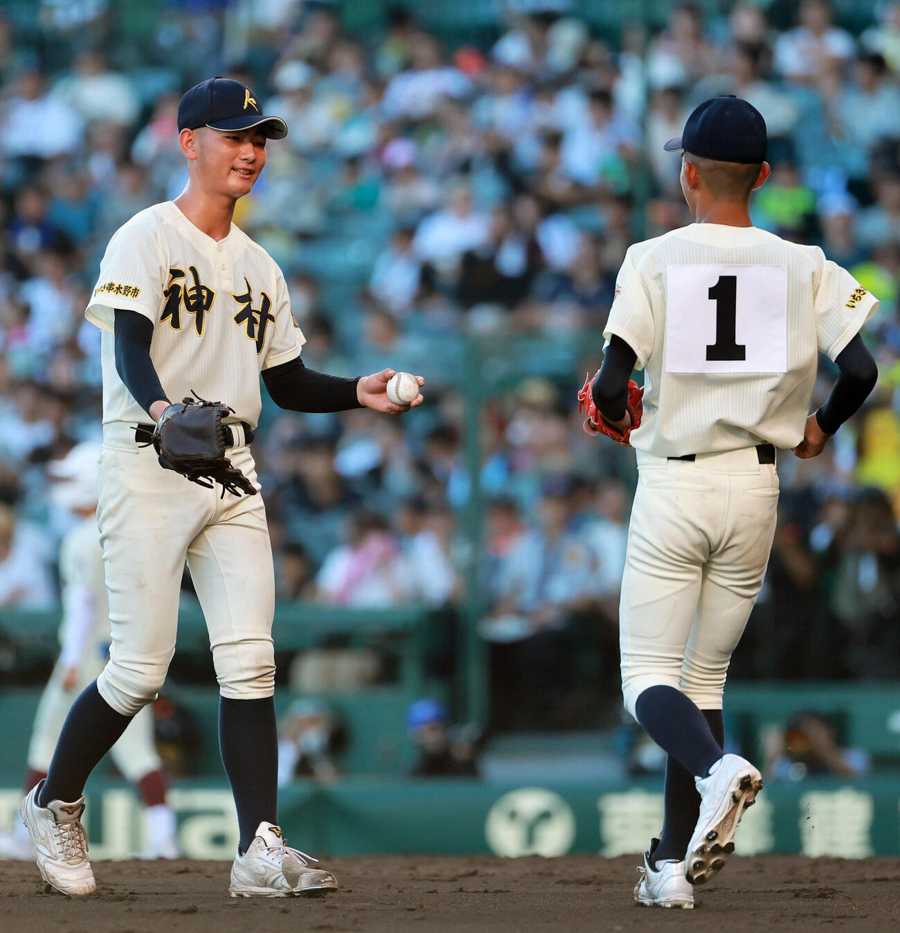 東筑対神村学園　5回表東筑1死一、二塁、松永遥斗（左）は龍頭汰樹にマウンドを託し降板する（撮影・上山淳一）