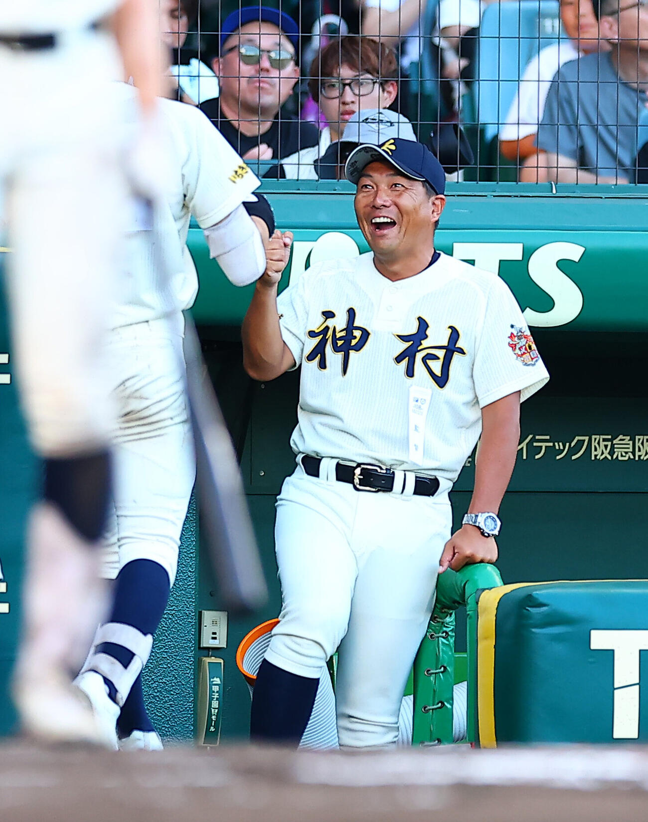 東筑対神村学園　6回裏神村学園1死、本塁打を放った田中翔大を迎える小田大介監督（撮影・野上伸悟）