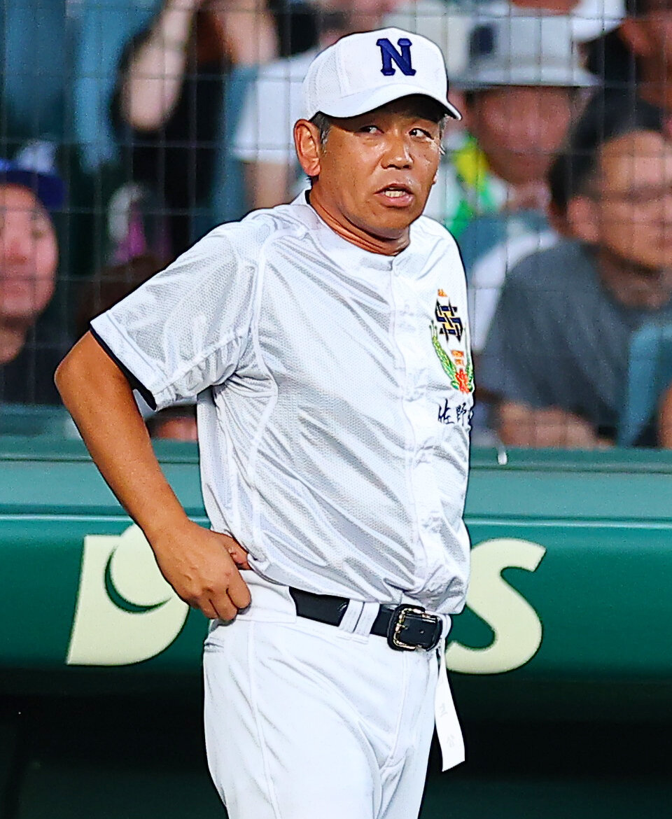 佐野日大対聖隷クリストファー　ベンチ前に立つ佐野日大・麦倉洋一監督（撮影・野上伸悟）