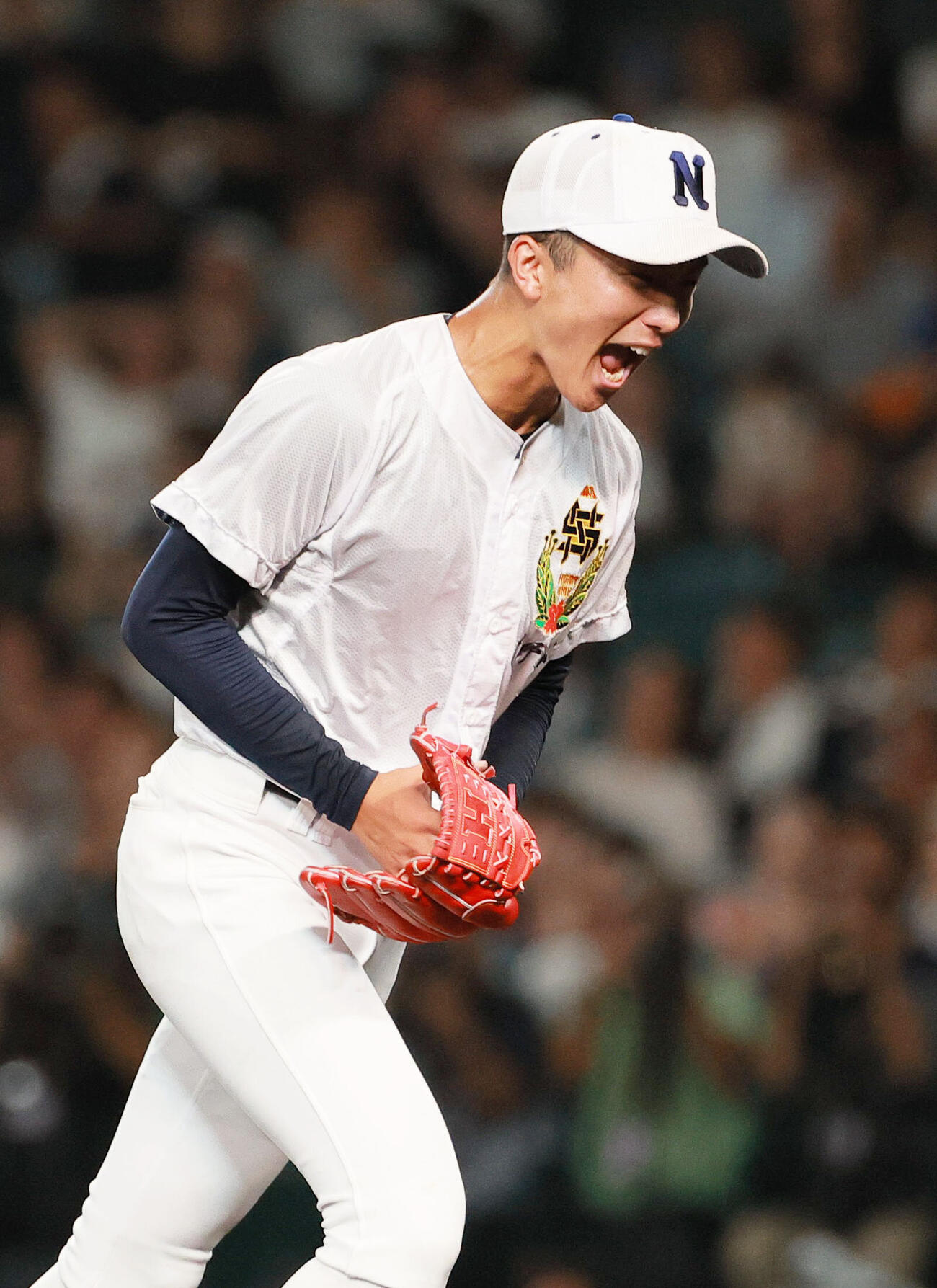 佐野日大対聖隷クリストファー　8回裏聖隷クリストファー2死二塁、鈴木有は松谷寛太を左飛に仕留め喜ぶ（撮影・上山淳一）