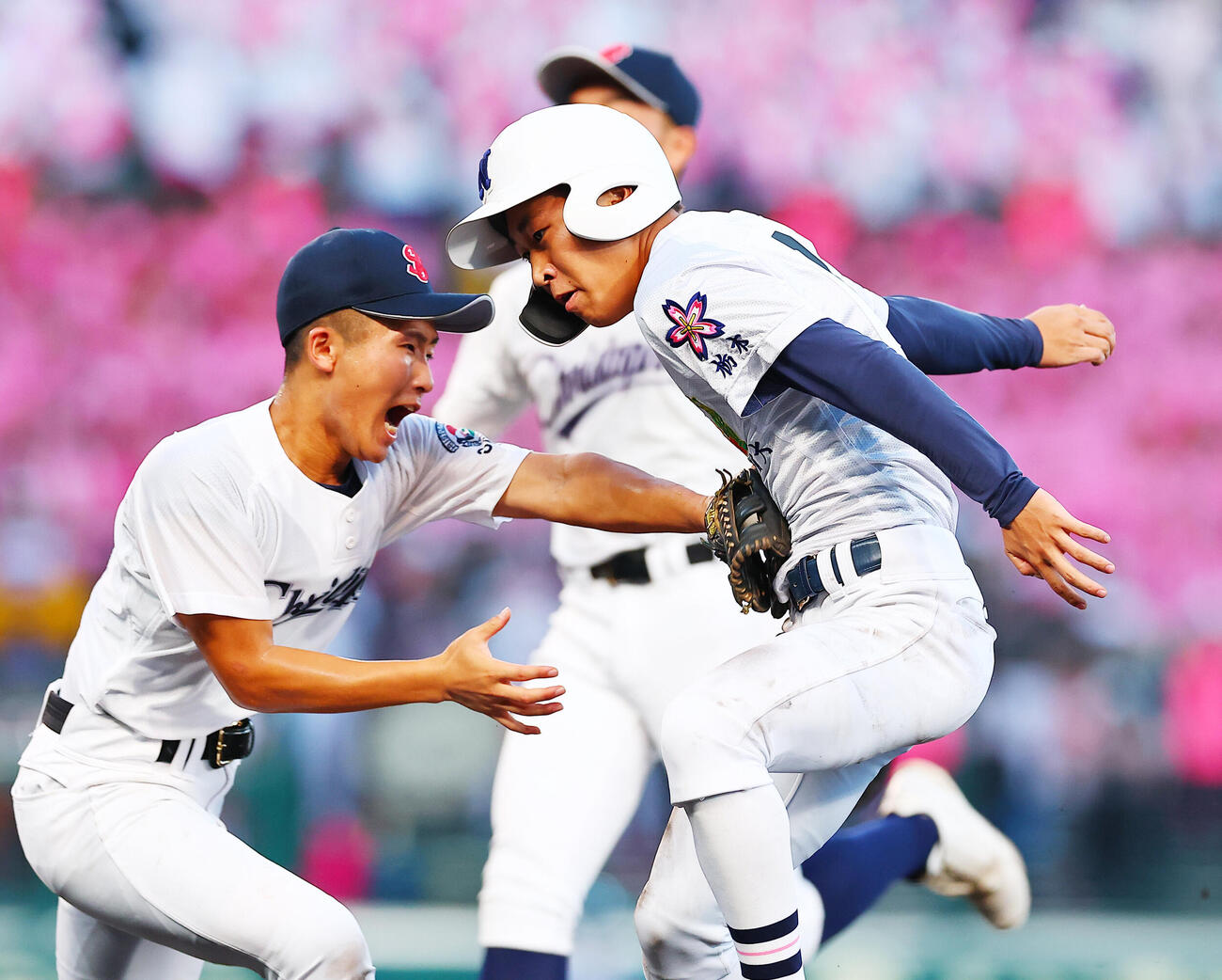 佐野日大対聖隷クリストファー　1回表佐野日大無死一塁、けん制で飛び出しアウトとなる桜岡稜万。左は聖隷クリストファー・小坂俊太郎（撮影・野上伸悟）