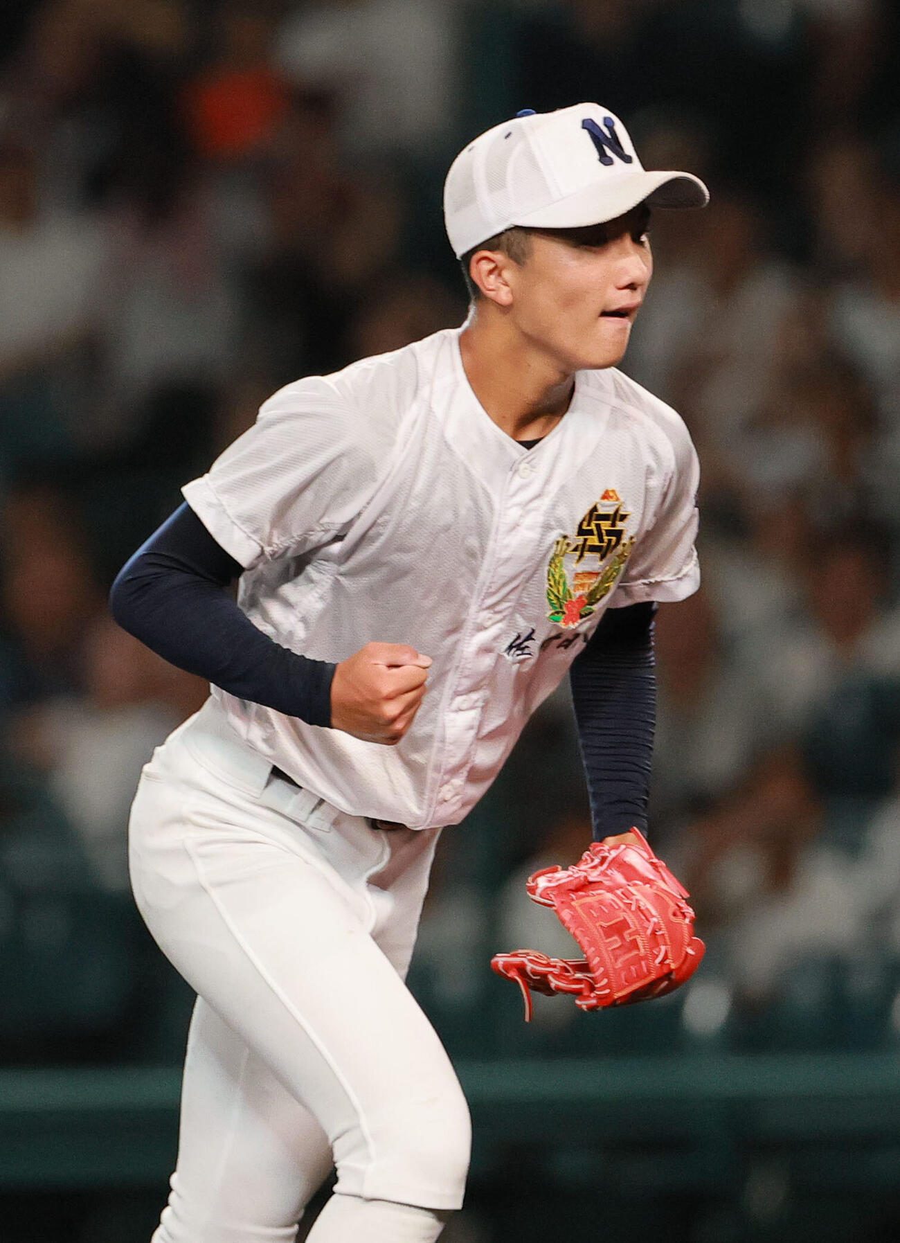 佐野日大対聖隷クリストファー　6回裏聖隷クリストファー2死一、二塁、鈴木有は代打浅川帆を見逃し三振に仕留めガッツポーズ（撮影・上山淳一）