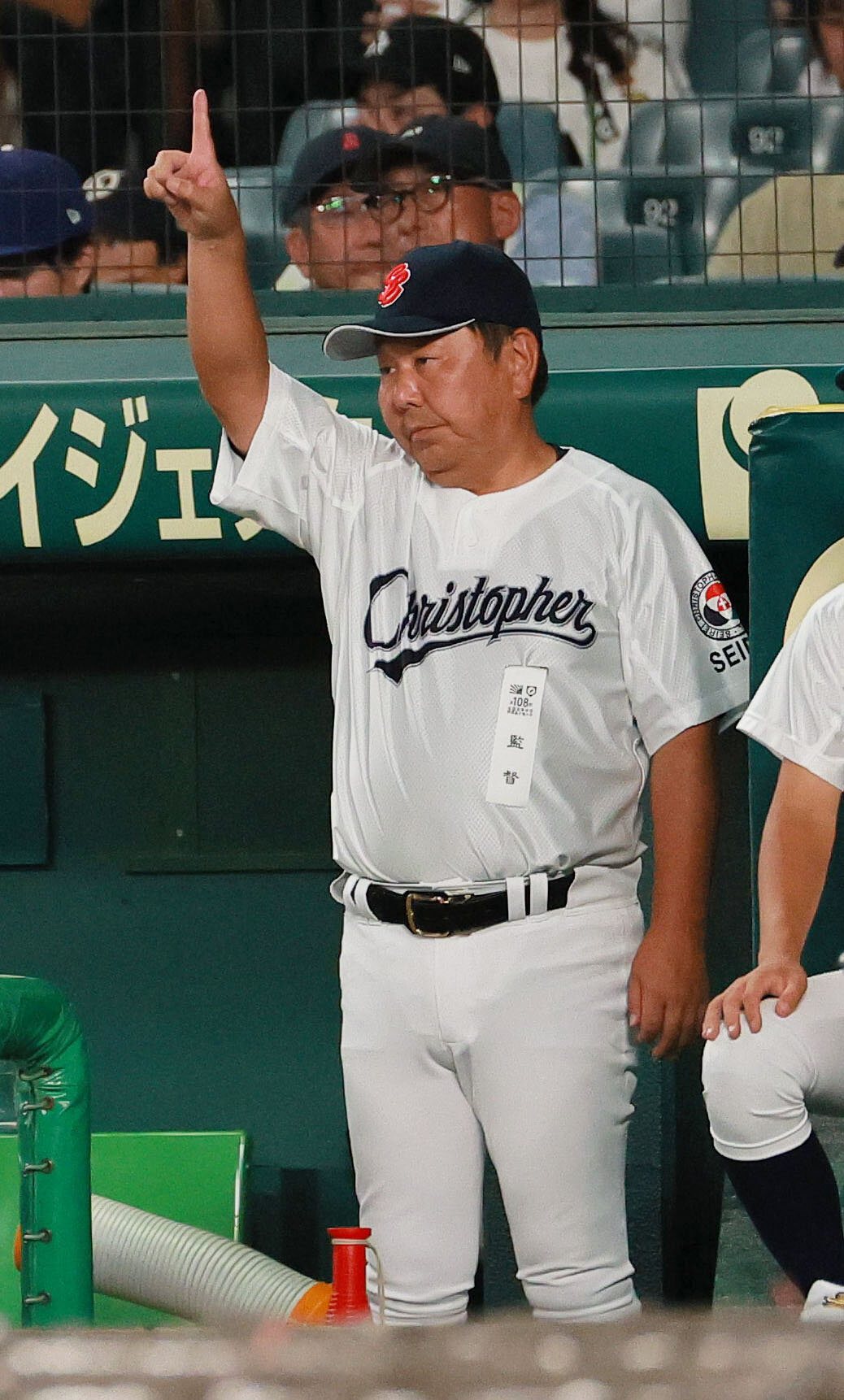 佐野日大対聖隷クリストファー　4回裏、ベンチから選手に指示をだす聖隷クリストファーの田中公隆監督（撮影・上山淳一）