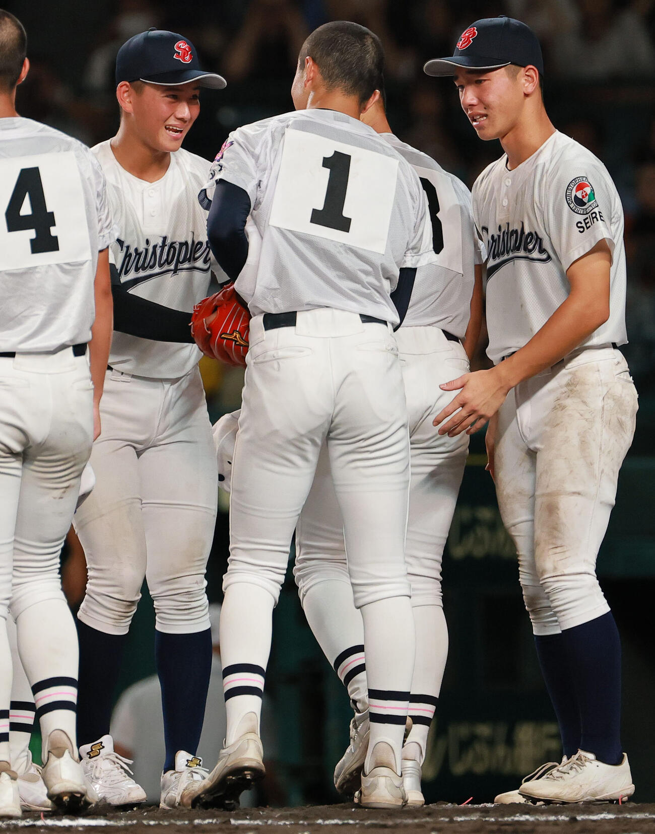 佐野日大対聖隷クリストファー　試合後、聖隷クリストファーのエース高部陸（左）は佐野日大のエース鈴木有と健闘をたたえ合う（撮影・上山淳一）