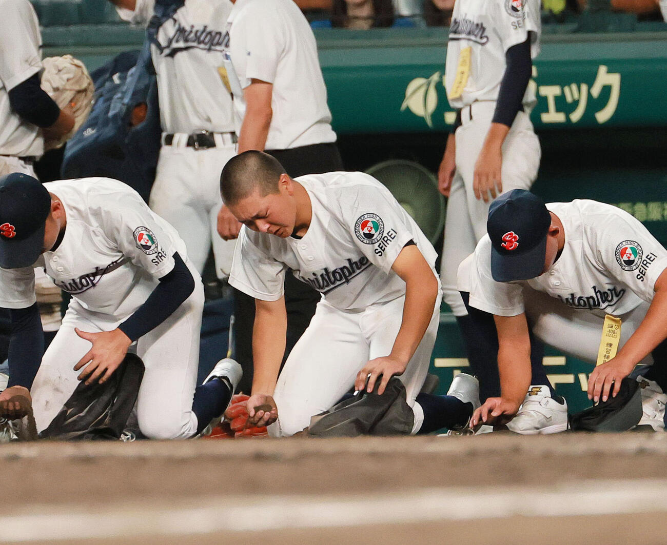 佐野日大対聖隷クリストファー　佐野日大に敗れ、甲子園球場の土をひろう聖隷クリストファーの鈴木悠陽（撮影・上山淳一）