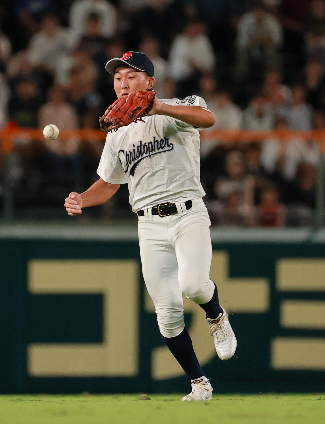 佐野日大対聖隷クリストファー　7回表佐野日大2死一、二塁、中堅手鈴木悠陽は高橋丞の打球を落球する（撮影・上山淳一）
