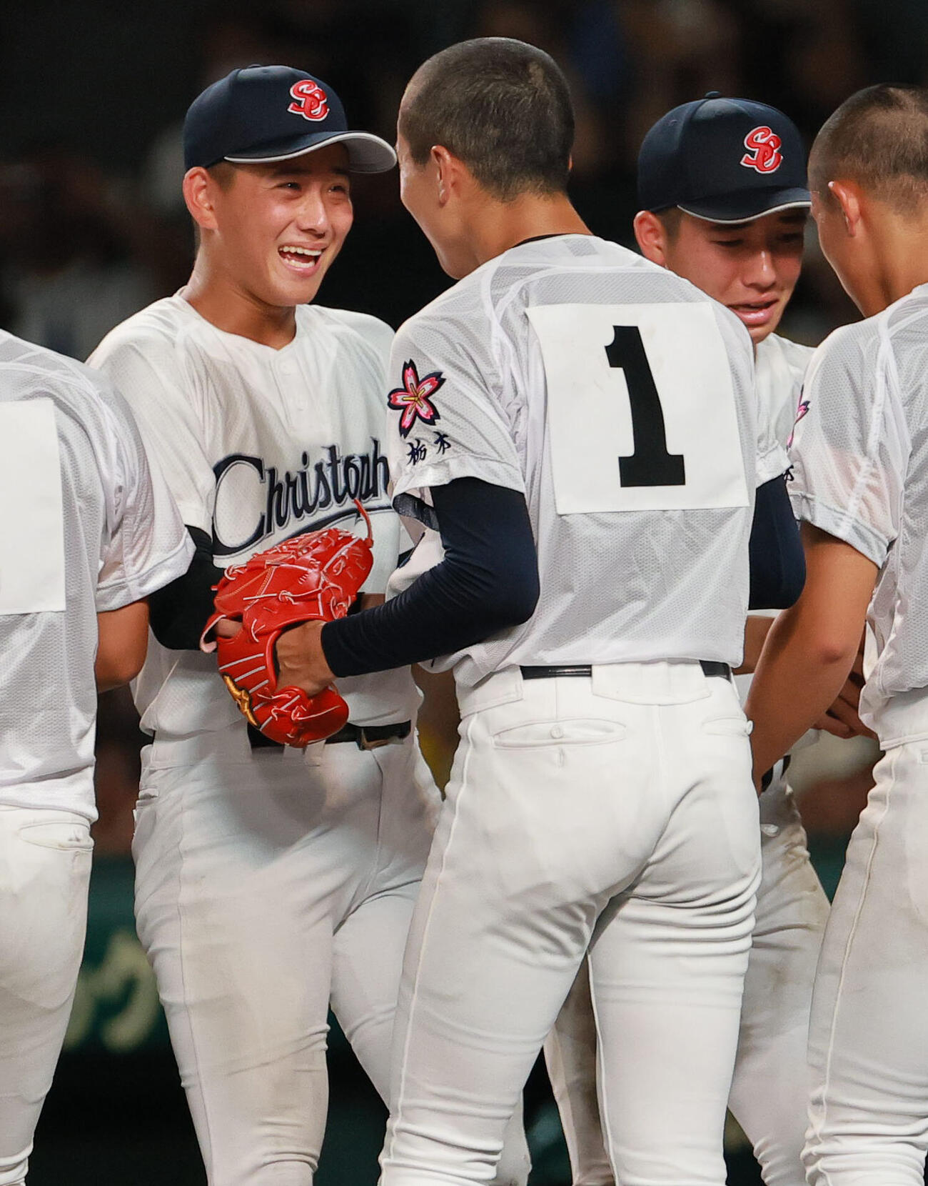 佐野日大対聖隷クリストファー　試合後、聖隷クリストファーのエース高部陸（左）は佐野日大のエース鈴木有と健闘をたたえ合う（撮影・上山淳一）