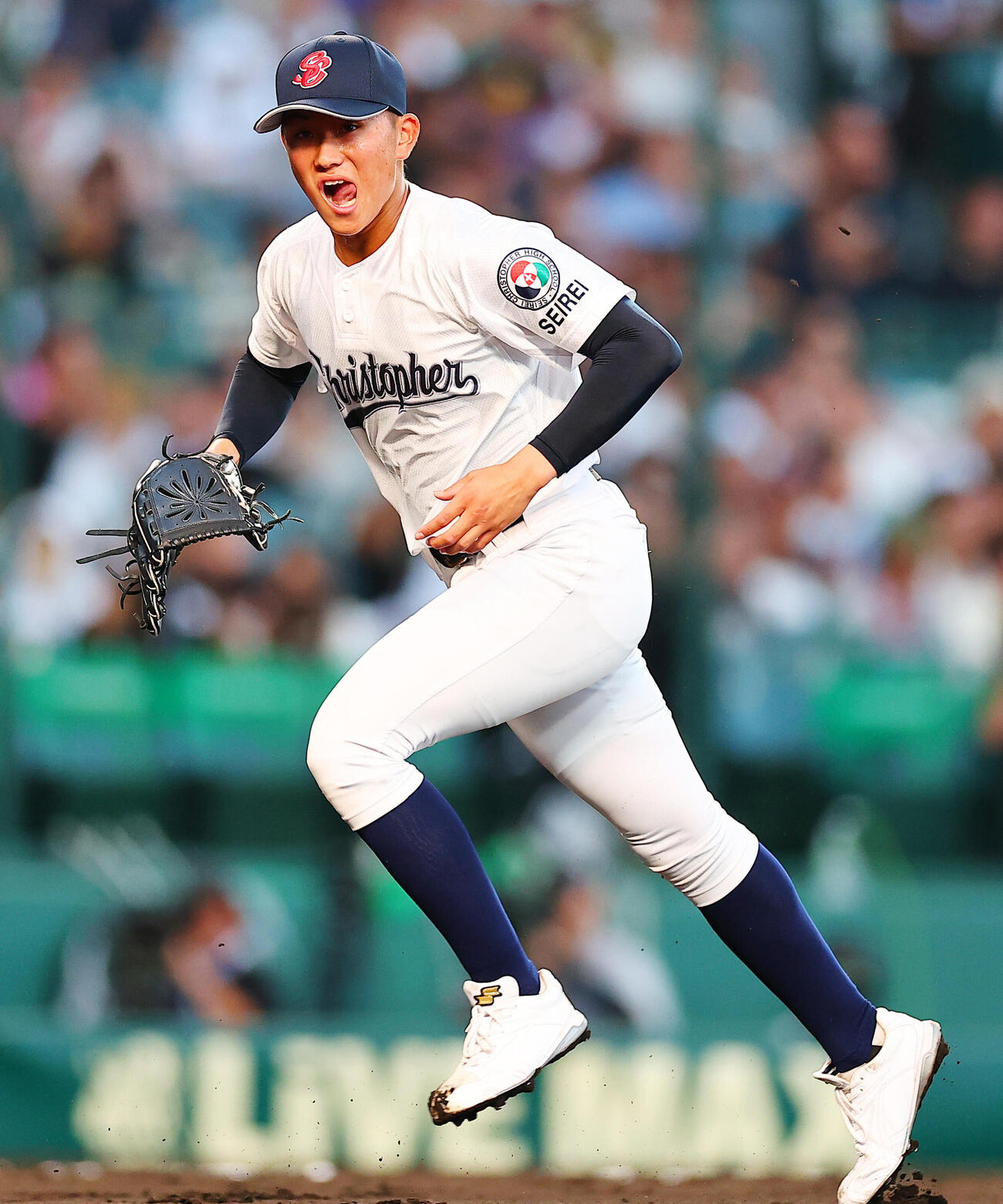 佐野日大対聖隷クリストファー　1回表を抑え喜びながらベンチに戻る聖隷クリストファー先発の高部陸（撮影・野上伸悟）