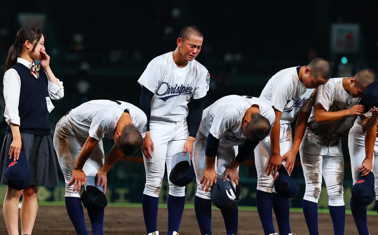 佐野日大対聖隷クリストファー　0－1で敗れ涙する高部陸（中央左）ら聖隷クリストファーの選手たち（撮影・野上伸悟）